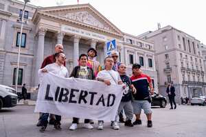 Toreros enanos realizan una protesta frente al parlamento en Madrid, España, el jueves 27 de abril de 2023. El parlamento español prohibió el jueves las corridas de toros "cómicas" con enanos disfrazados, en una decisión aplaudida por grupos de derechos de las personas con discapacidad. (A. Perez Meca/Europa Press via AP)