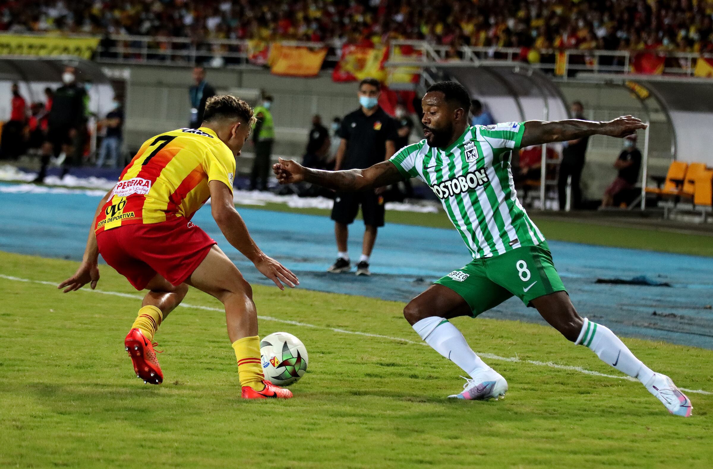PEREIRA - COLOMBIA, 02–10-2021: Wilfrido de la Rosa de Deportivo Pereira y Dorlan Pabon de Atletico Nacional disputan el balon, durante partido de la fecha 12 entre Deportivo Pereira y Atletico Nacional por la Liga BetPlay DIMAYOR II 2021, jugado en el estadio Hernan Ramirez Villegas de la ciudad de Pereira. / Wilfrido de la Rosa of Deportivo Pereira and Dorlan Pabon of Atletico Nacional vies for the ball during match of 12th date between Deportivo Pereira and Atletico Nacional for the BetPlay DIMAYOR II 2021 League played at the Hernan Ramirez Villegas in Pereira city. / Photo: VizzorImage / Pablo Bohorquez / Cont.