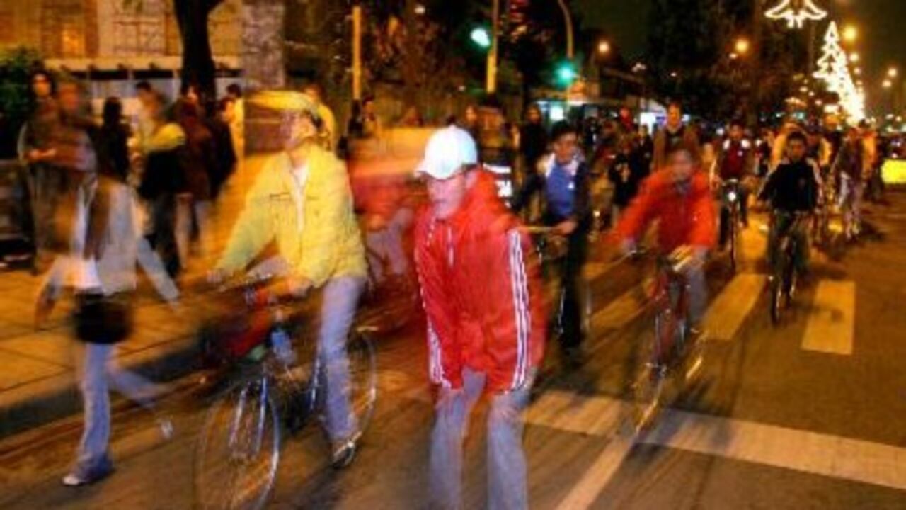 Jornada de Ciclovía Nocturna en Bogotá llevada a cabo en años anteriores.