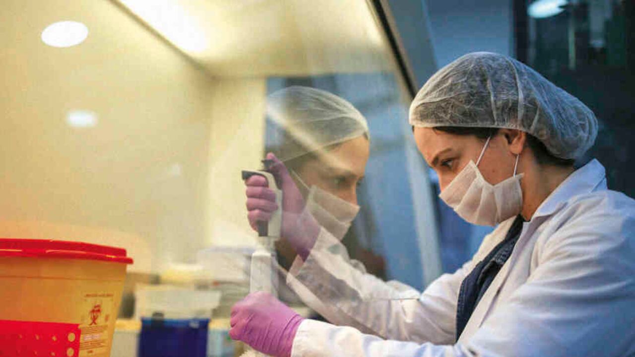 Si una persona da negativo en una prueba rápida, pero se cree probable que tenga covid, ya sea por los síntomas o por sus exposiciones, se recomienda que se realice una prueba molecular “estándar de oro”, como la PCR.