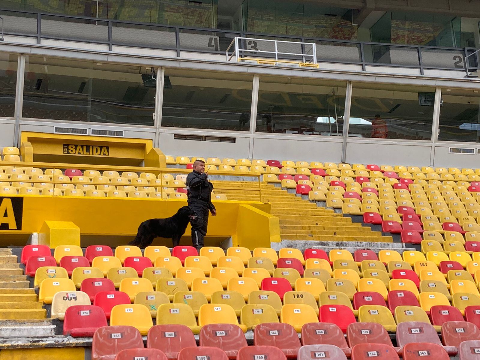 Tony Camacho, haciendo la ronda en el Estadio