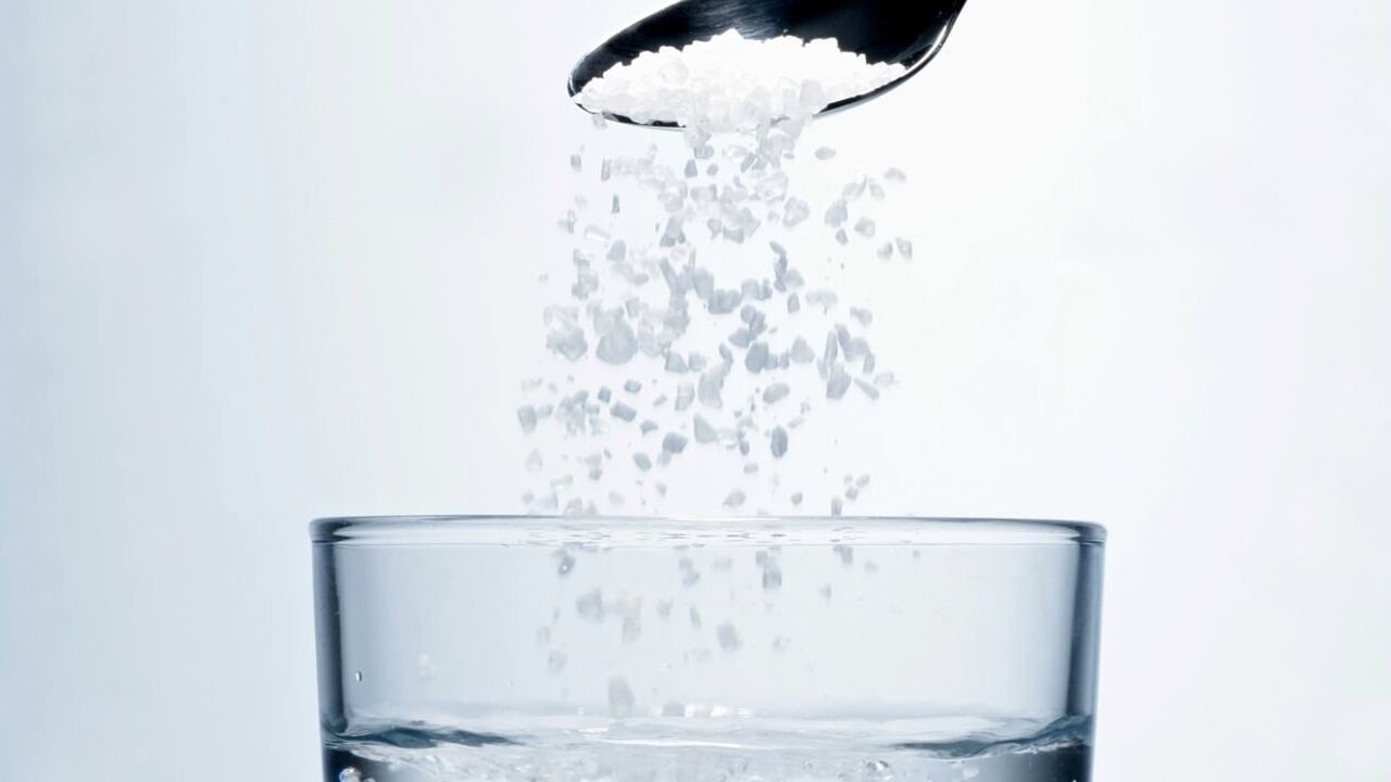 El ritual de agua con sal traerá prosperidad económica al hogar.