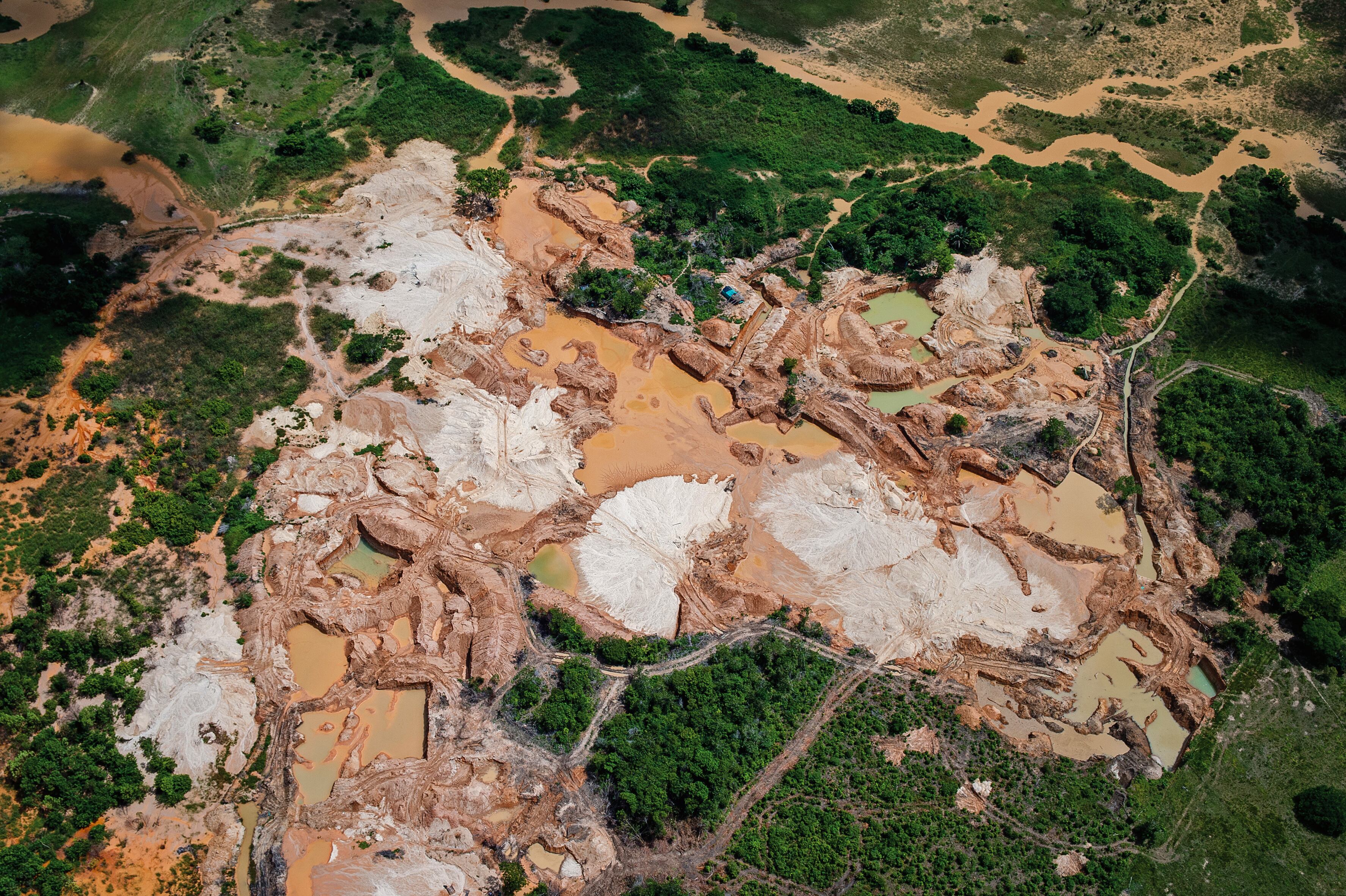 Algunas estrategias que las autoridades han adelantado para combatir esta actividad, que genera problemas ambientales, conflictos territoriales, desplazamiento forzado y violencia, incluyen operaciones de las Fuerzas Militares como la que se organizó en la Amazonia con el apoyo del Gobierno de Brasil.