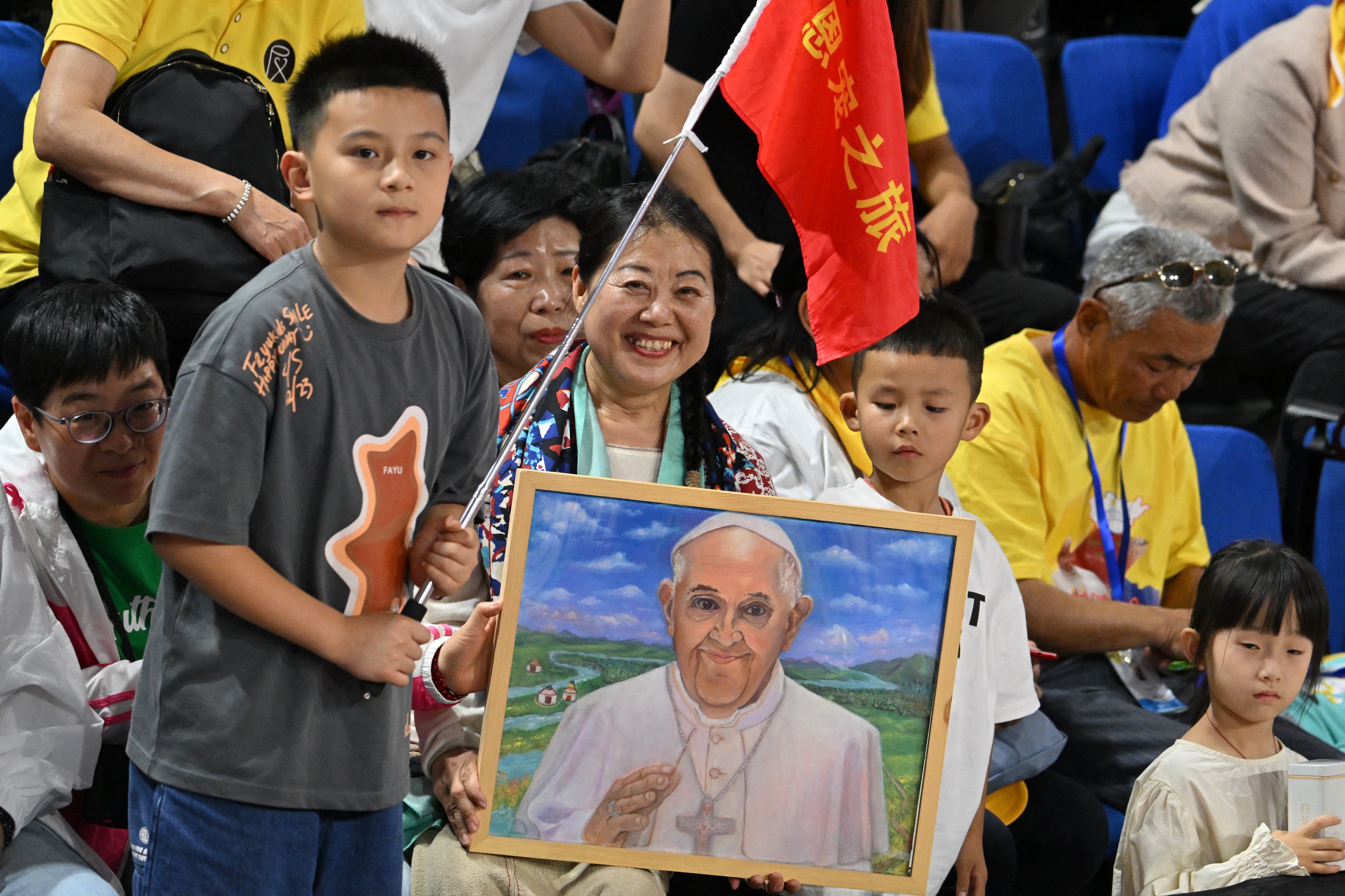 Ciudadanos chinos viajaron a Mongolia para ver al papa, pero temen por represalias a su regreso.