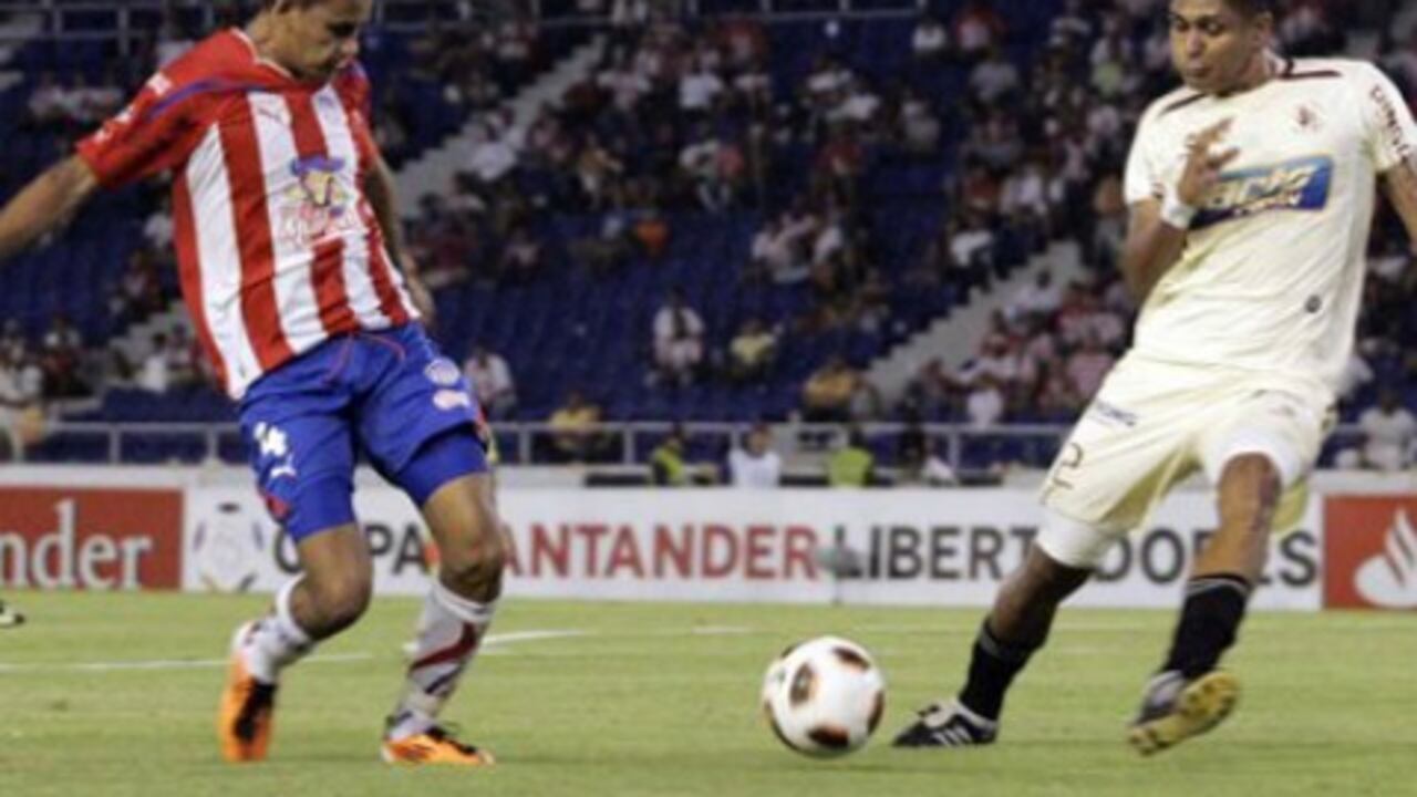 Luis Felipe Cardozo de Leon de Huanuco de Perú (der.), disputa el balón con Sergio Otalvaro, del Junior de Barranquilla, en un juego por la Copa Libertadores.
