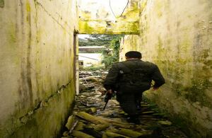 En sus ataques con cilindros contra el puesto policial de Las Mercedes, el frente 33 de las Farc, comandado por el negro Antonio, ha convertido varias de las casas cercanas en ruinas, como estas, que inspecciona un policía local.