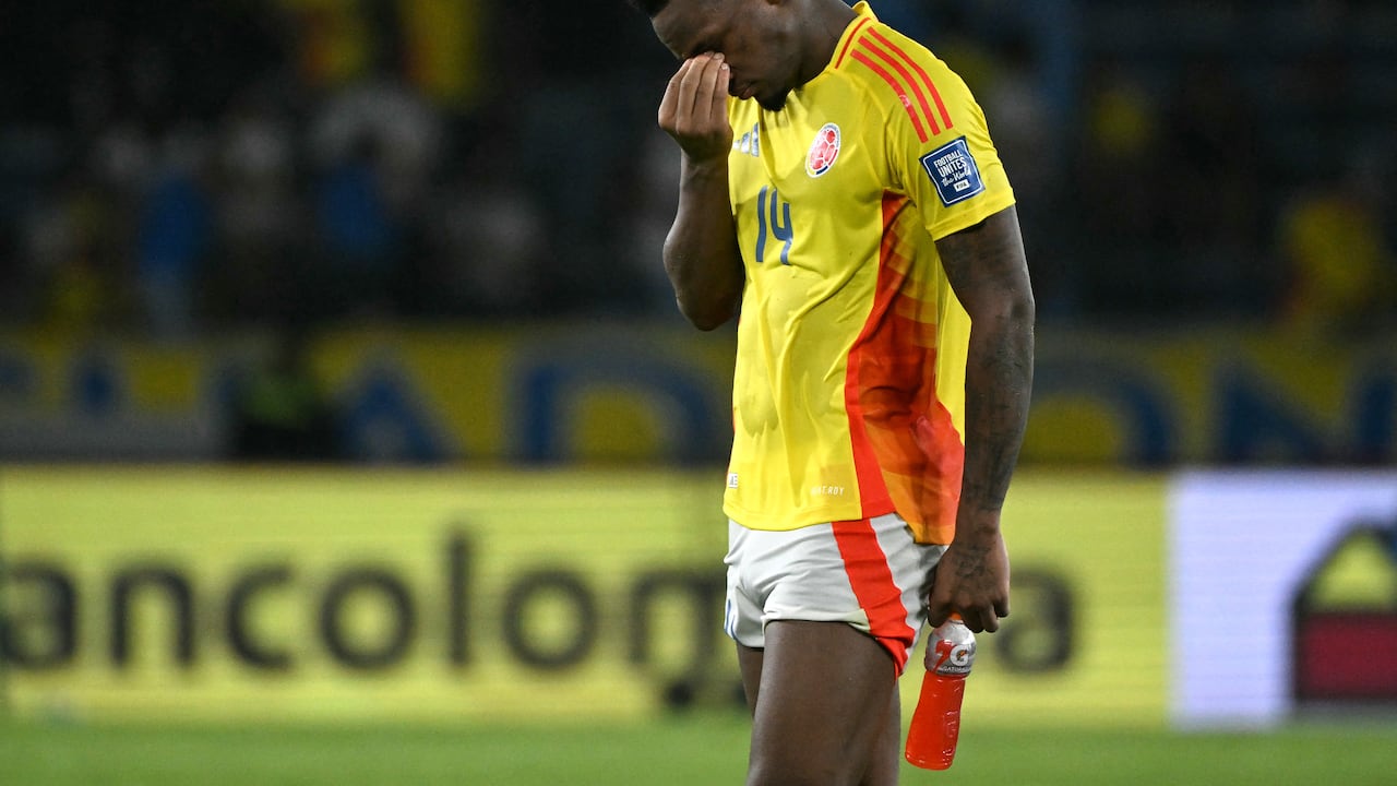 Colombia's forward #14 Jhon Dur�n reacts after the 2026 FIFA World Cup South American qualifiers football match between Colombia and Paraguay at the Metropolitano Roberto Melendez stadium in Barranquilla, Colombia, on March 25, 2025. (Photo by Luis ACOSTA / AFP)