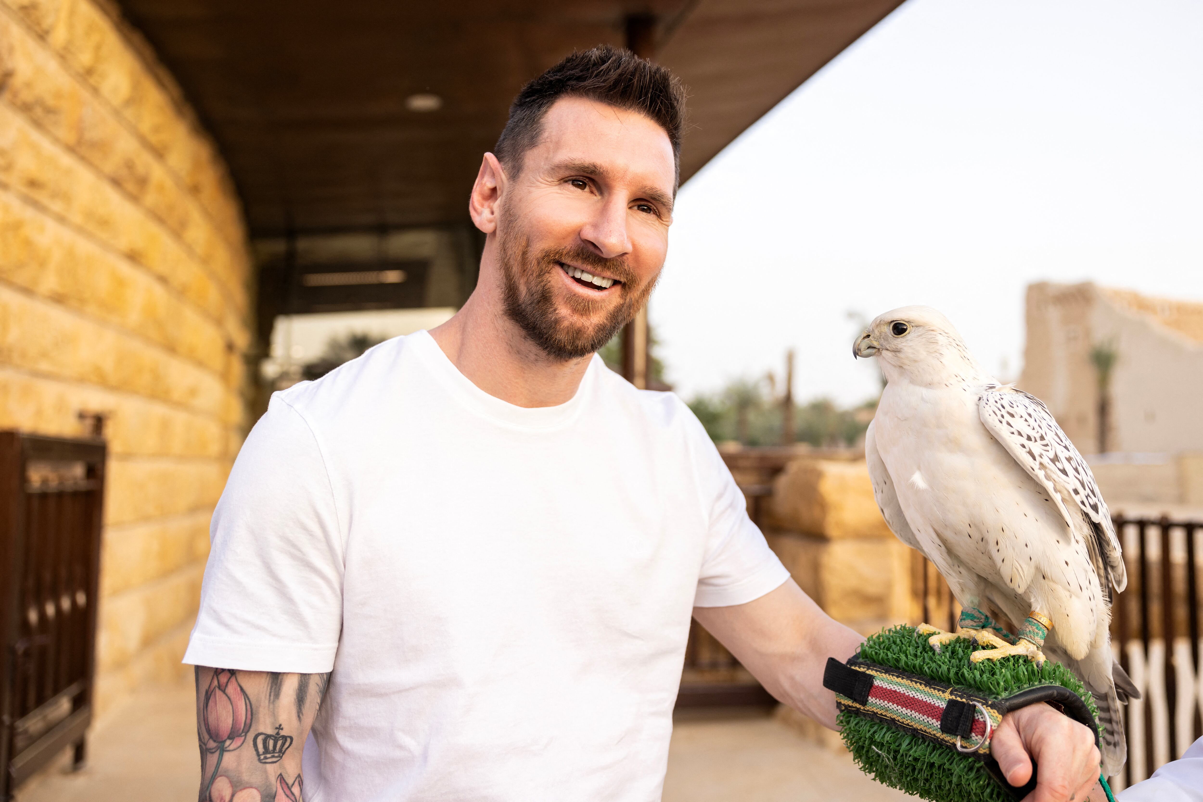 This handout picture provided by the Saudi Tourism Authority on May 1, 2023, shows Argentina's forward Lionel Messi holding a falcon in Riyadh. (Photo by Saudi Tourism Authority / AFP) / RESTRICTED TO EDITORIAL USE - MANDATORY CREDIT "AFP PHOTO / SAUDI TOURISM AUTHORITY " - NO MARKETING - NO ADVERTISING CAMPAIGNS -  NO ARCHIVE-DISTRIBUTED AS A SERVICE TO CLIENTS
