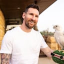 Esta imagen proporcionada por la Autoridad de Turismo de Arabia Saudita el 1 de mayo de 2023 muestra al delantero argentino Lionel Messi sosteniendo un halcón en Riad.