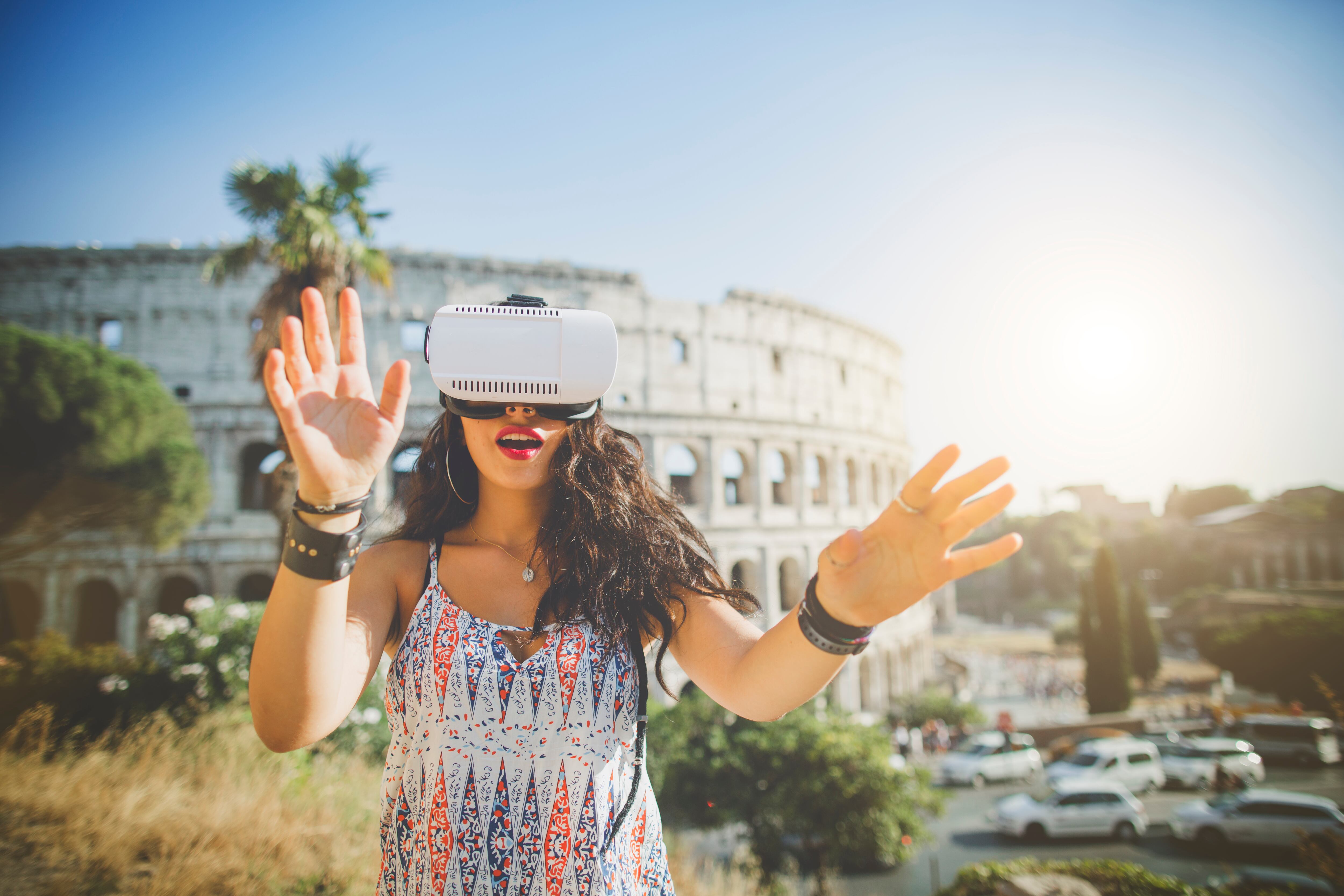 Mujer recorriendo una ciudad gracias a la realidad virtual.