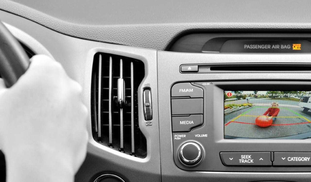 La cámara de reversa muestra a un niño jugando detrás de un carro