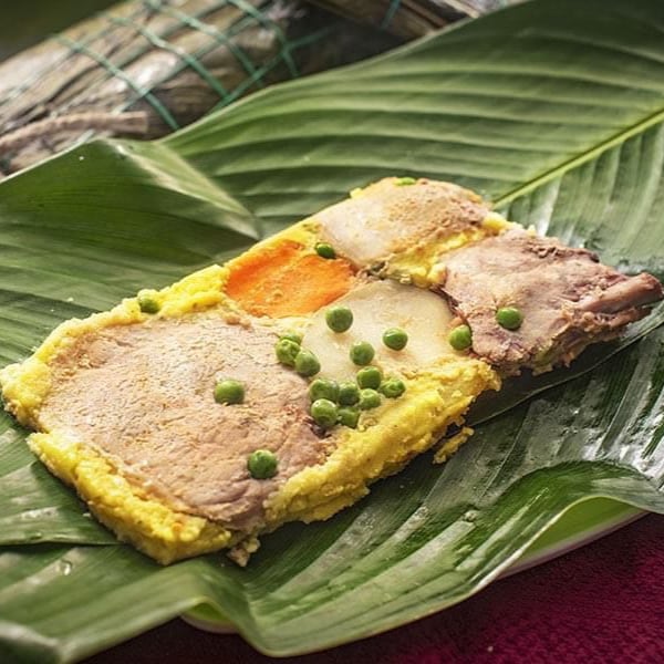 En Antioquia, su preparación está profundamente ligada a la Navidad. No es un plato que se improvise, requiere planificación, compra colectiva de ingredientes y jornadas largas de cocina.