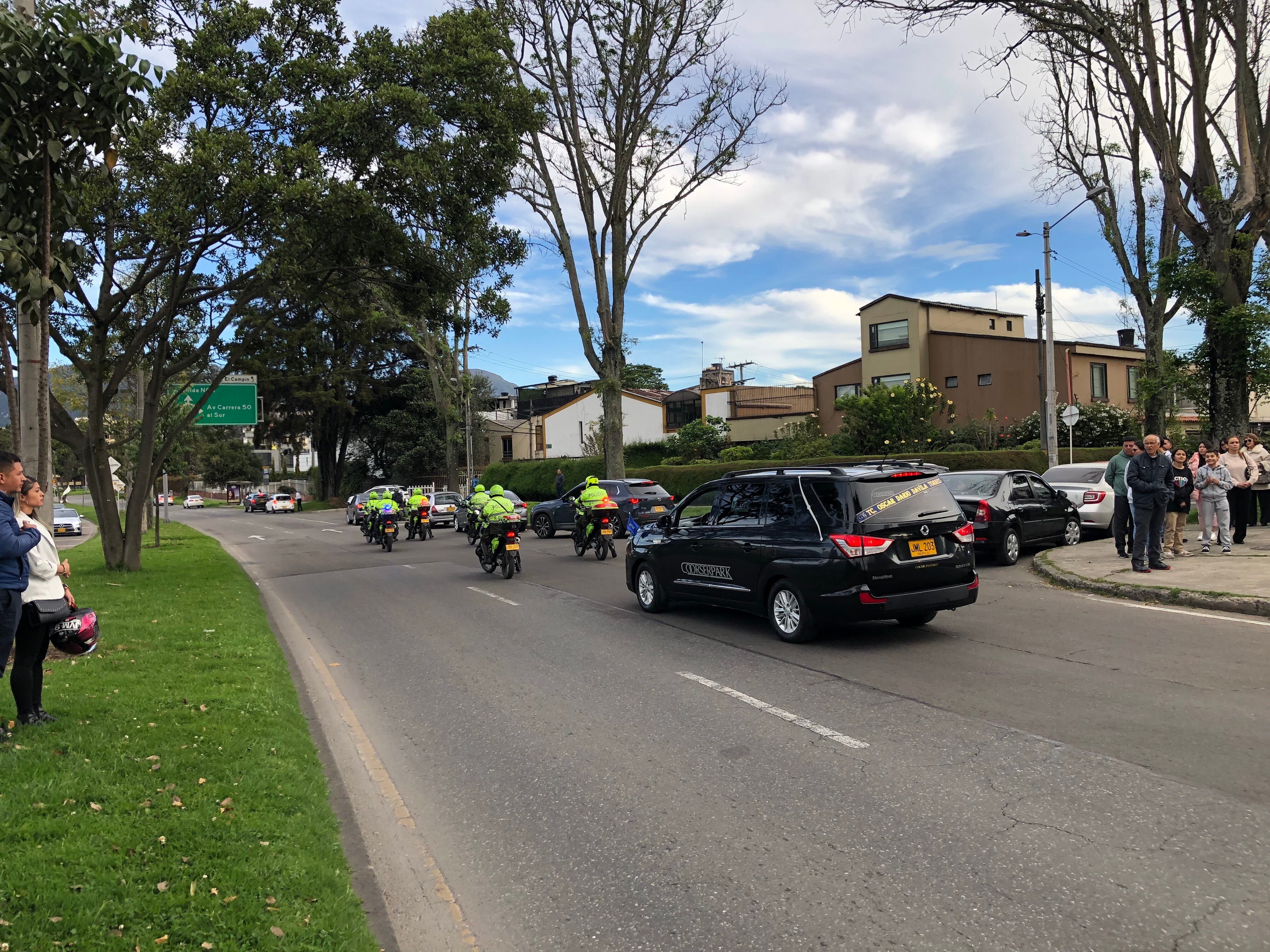 Una caravana de motos de la Policía Nacional acompañó la salida del vehículo desde el Centro Religioso que tomó rumbo al norte de la ciudad.