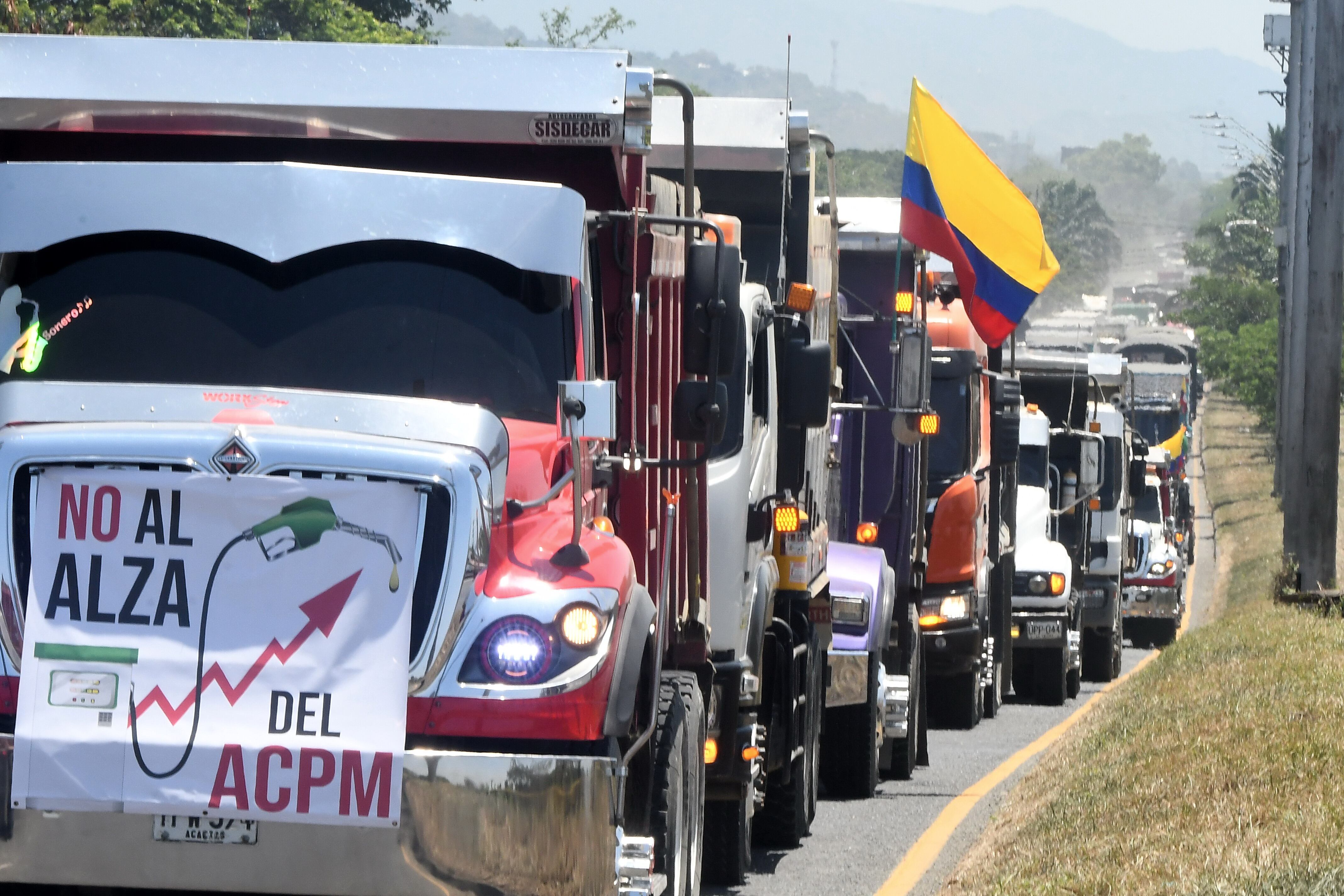 Colombia; Paro Nacional Camionero, por el incremento de valor del ACPM. Recorrido Yumbo Cali. foto José L Guzmán. El País