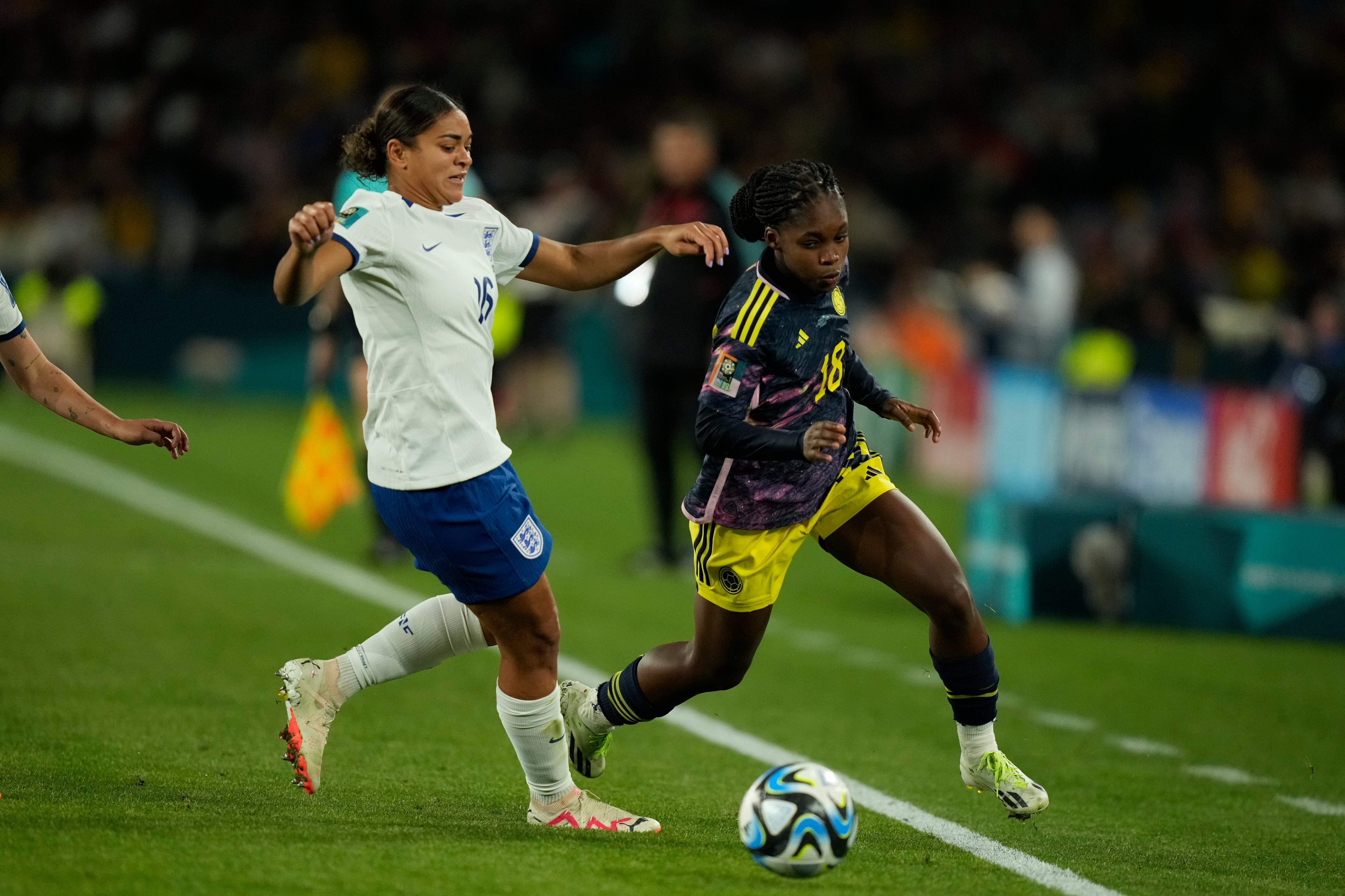 Jessica Carter de Inglaterra, a la izquierda, y Linda Caicedo de Colombia luchan por el balón durante el partido de cuartos de final de la Copa Mundial Femenina de fútbol entre Inglaterra y Colombia en el Estadio Australia en Sydney, Australia, el sábado 12 de agosto de 2023. (Foto AP/Rick Rycroft)