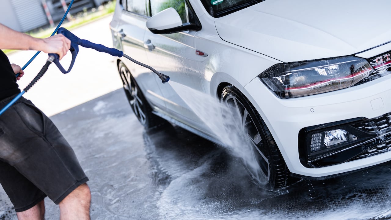 Las motos o carros se deben lavar en sitios especializados que cumplan con las medidas ambientales.