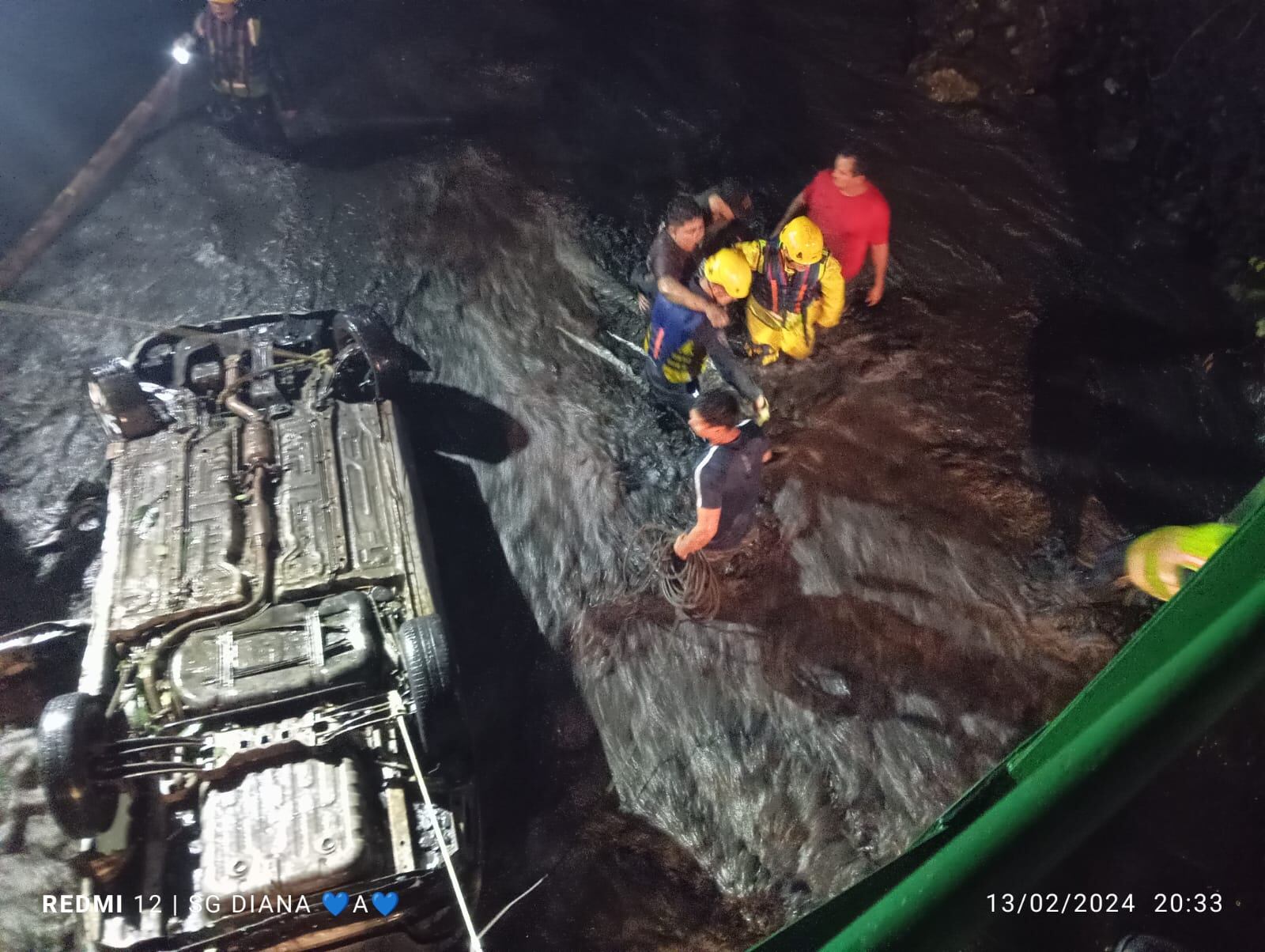 Angustiantes momentos vivieron los bomberos para poder rescatar a los dos hombres que iban en el carro.