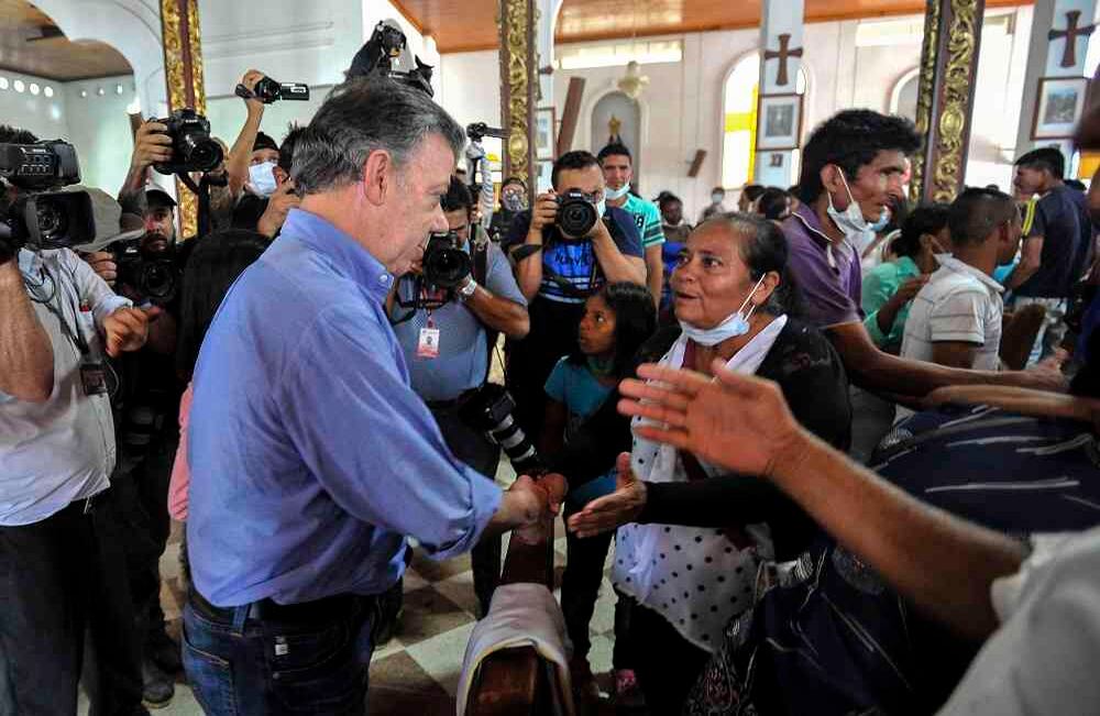 El presidente Juan Manuel Santos saluda a Luz Dary Rivera, hermana de Gladys Rivera, el martes 4 de abril de 2017, durante una misa en la catedral de Mocoa,  luego que la noche del 31 de marzo una avalancha provocada por el desbordamiento de tres ríos (el Mocoa, Mulato y Sangoyaco), arrasó con todo lo que encontró a su paso. Hasta el momento la cifra de muertos se eleva a  por lo menos 280 victimas, entre ellas 144 niños. Foto: Carlos Julio Martínez / Enviado Especial de Semana
