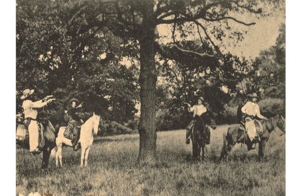 El linchamiento de ciudadanos negros en Estados Unidos, particularmente desde finales del siglo XIX hasta mediados del siglo XX, ha sido ampliamente documentado. Lo que no es tan conocido es que cientos de ciudadanos de origen hispano -en su mayoría mexicanos-, así como asiáticos y nativos estadounidenses, también fueron linchados en el suroeste del país. Con imágenes como esta, en la que no se ve el cuerpo del linchado, Ken Gonzales-Day quiere también que el espectador no fije su mirada en la víctima sino en los autores del linchamiento.