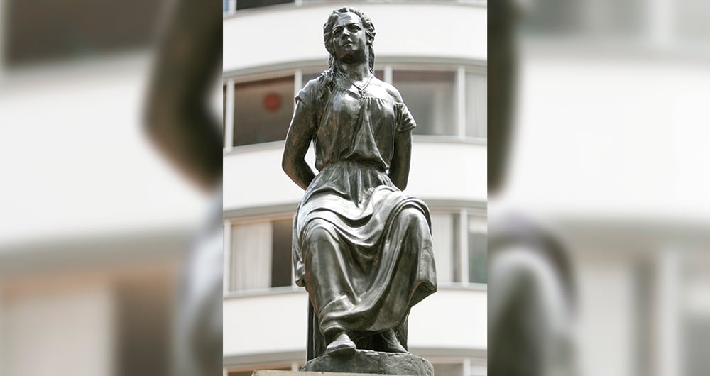 Monumento de la Pola en la plazuela de Las Aguas.