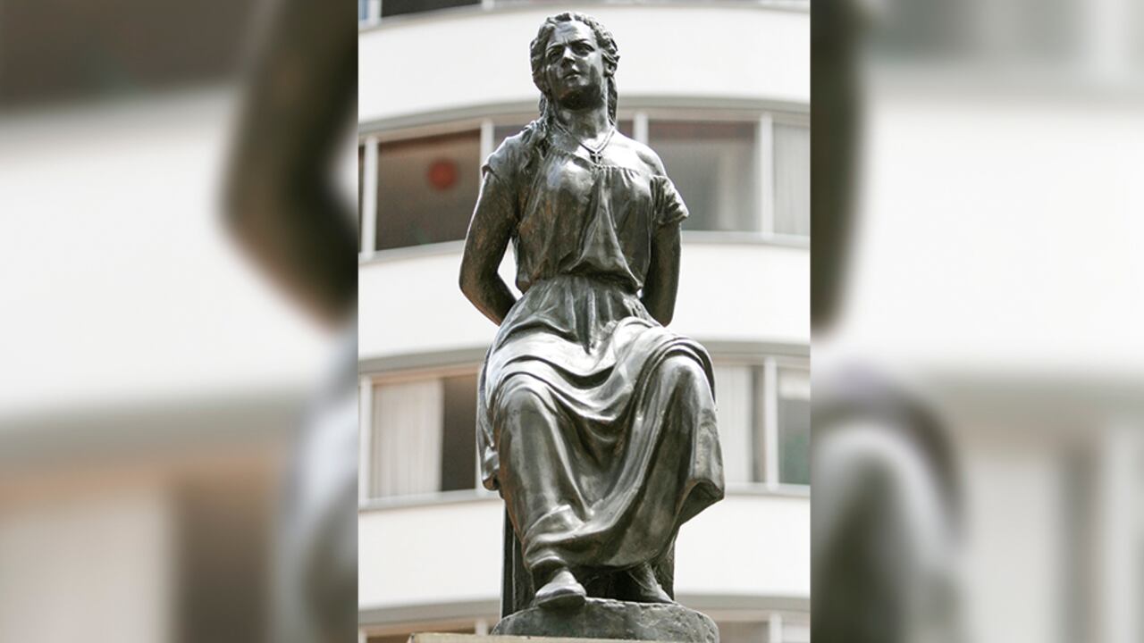 Monumento de la Pola en la plazuela de Las Aguas.