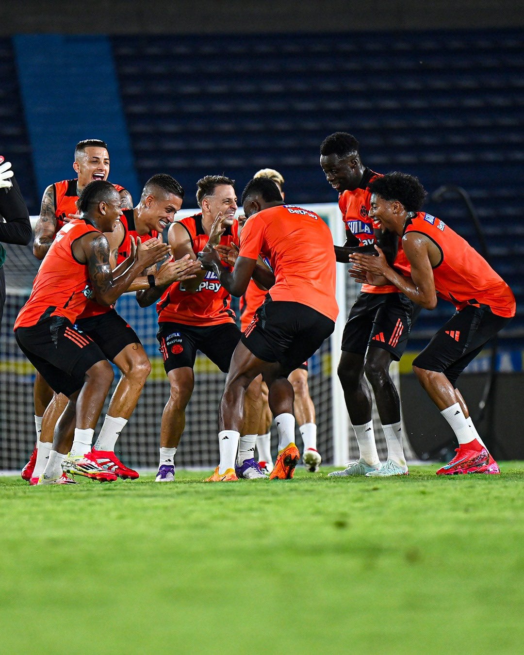 Dávinson Sánchez incluso jugó en la práctica de fútbol con el resto de compañeros