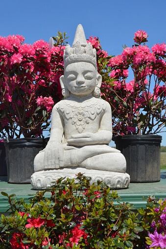 Estatua privada de Buda en un jardín de meditación al aire libre.