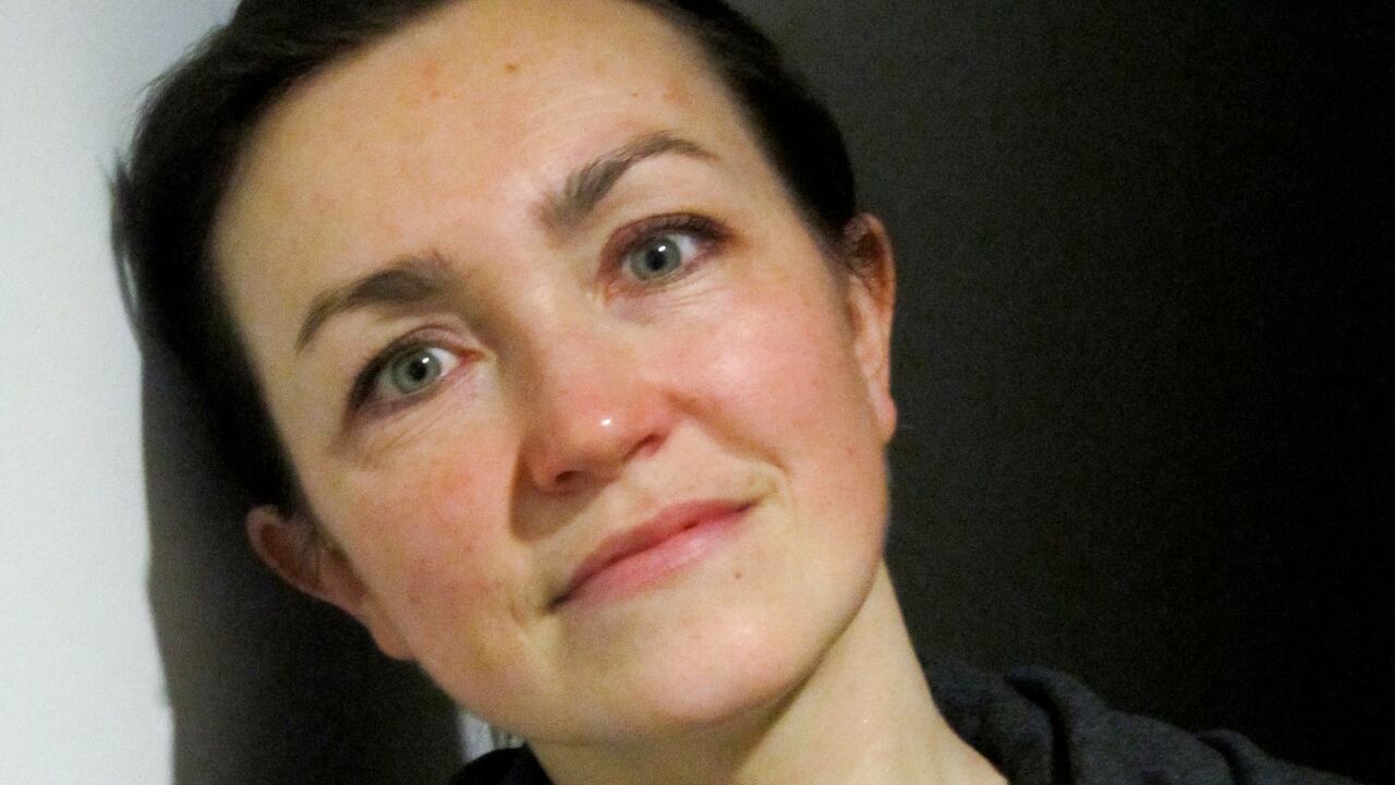 En esta imagen sin fecha publicada por Radio Free Europe/Radio Liberty, la editora de Radio Free Europe-Radio Liberty Alsu Kurmasheva posa para una foto durante un receso en el trabajo en la sede del medio en praga, República Checa, el miércoles 6 de marzo de 2013. Una periodista rusoestadounidense que trabaja para una compañía de medios financiada por el gobierno estadounidense fue detenido en Rusia y acusado de no registrarse como agente extranjera, según su empleador. (Claire Bigg/Radio Free Europe/Radio Liberty via AP)