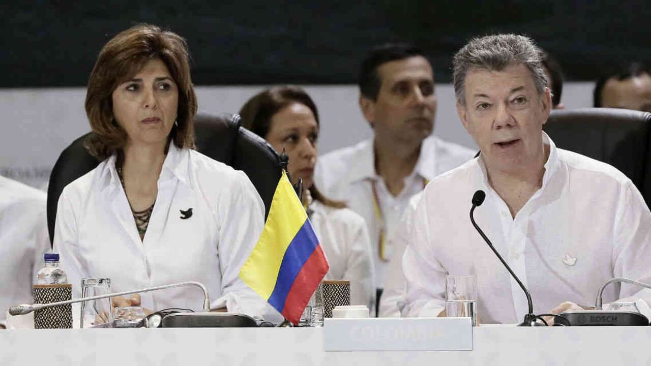 El presidente de Colombia, Juan Manuel Santos (d), pronuncia un discurso junto a la canciller colombiana, María Ángela Holguín.