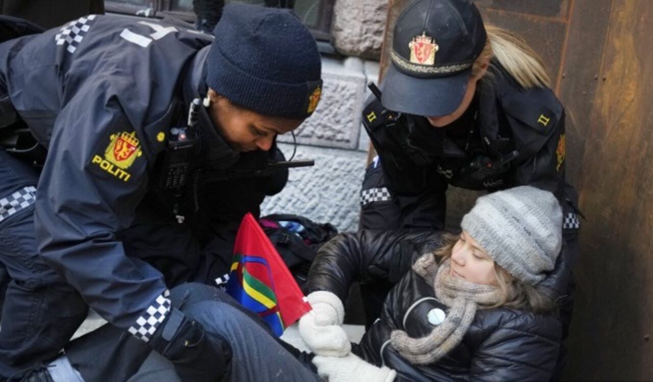 Este es el momento exacto en el que las autoridades de Noruega detienen y sacan de la manifestación a Greta Thunberg
