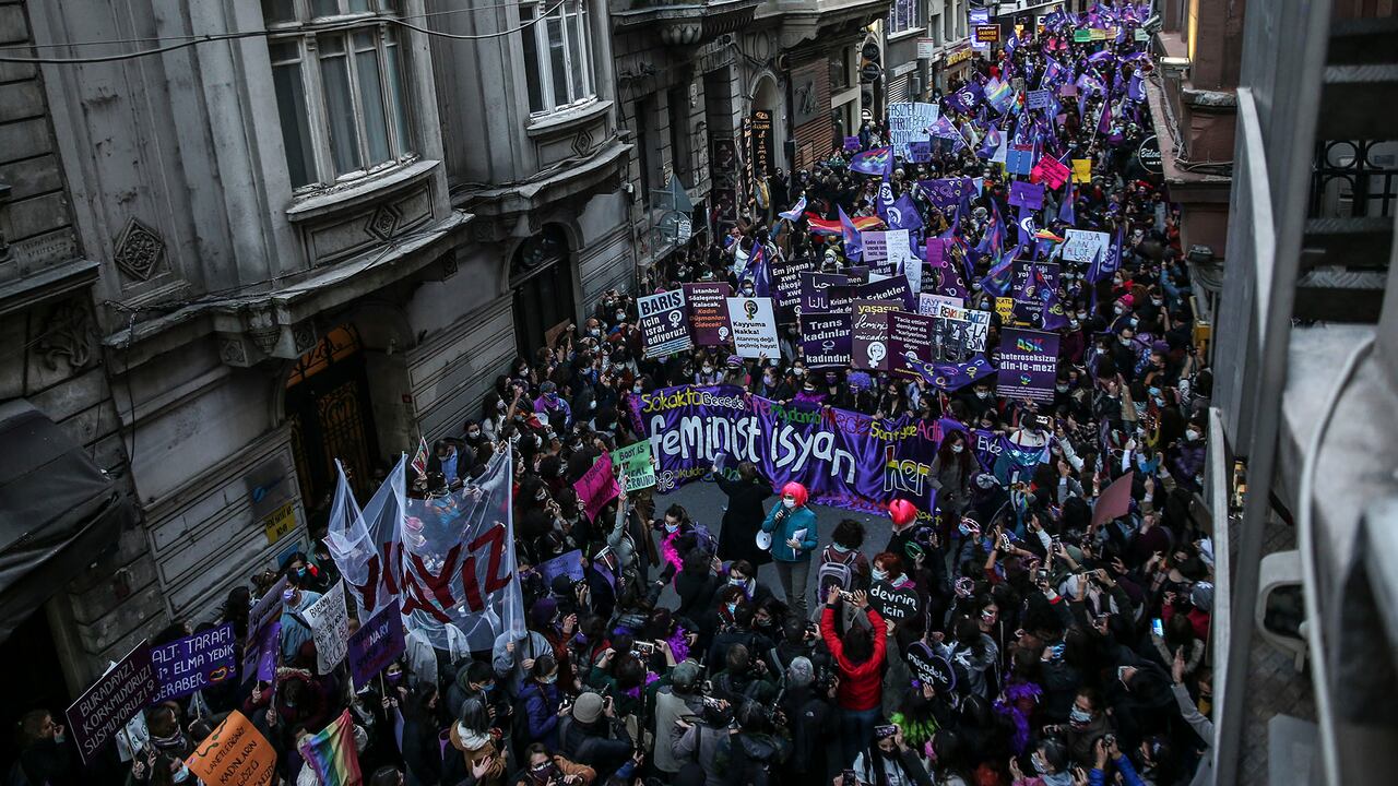 Manifestantes marchan para conmemorar el Día Internacional de la Mujer en Estambul, Turquía, el lunes 8 de marzo de 2021. Las personas marcharon para denunciar la violencia contra las mujeres en Turquía, donde más de 400 mujeres fueron asesinadas el año pasado, exigiendo medidas enérgicas para detener los ataques a mujeres por parte de exparejas. o miembros de la familia, así como el compromiso del gobierno con un tratado europeo para combatir la violencia contra la mujer. Foto: AP / Emrah Gurel.
