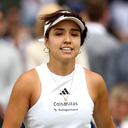 LONDRES, INGLATERRA - 5 DE JULIO: Camila Osorio de Colombia mira contra Elisabetta Cocciaretto de Italia en el partido de primera ronda de individuales femeninos durante el tercer día del Campeonato Wimbledon 2023 en el All England Lawn Tennis and Croquet Club el 5 de julio de 2023 en Londres, Inglaterra . (Foto de Patrick Smith/Getty Images)