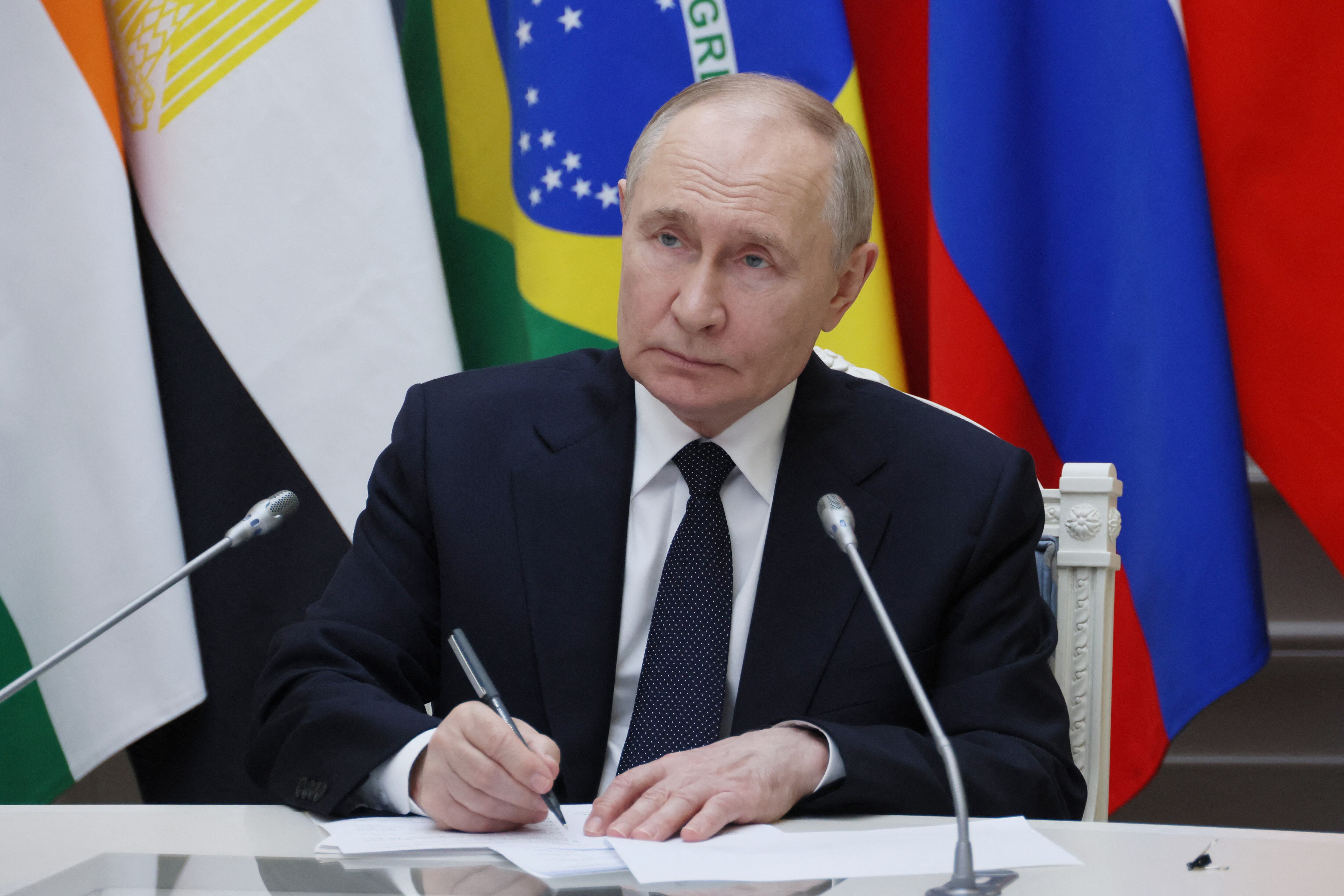 El presidente ruso, Vladimir Putin, asiste a la primera sesión plenaria de la cumbre BRICS, celebrada en Río de Janeiro, a través de un enlace de video desde su oficina en Moscú, el 6 de julio de 2025.