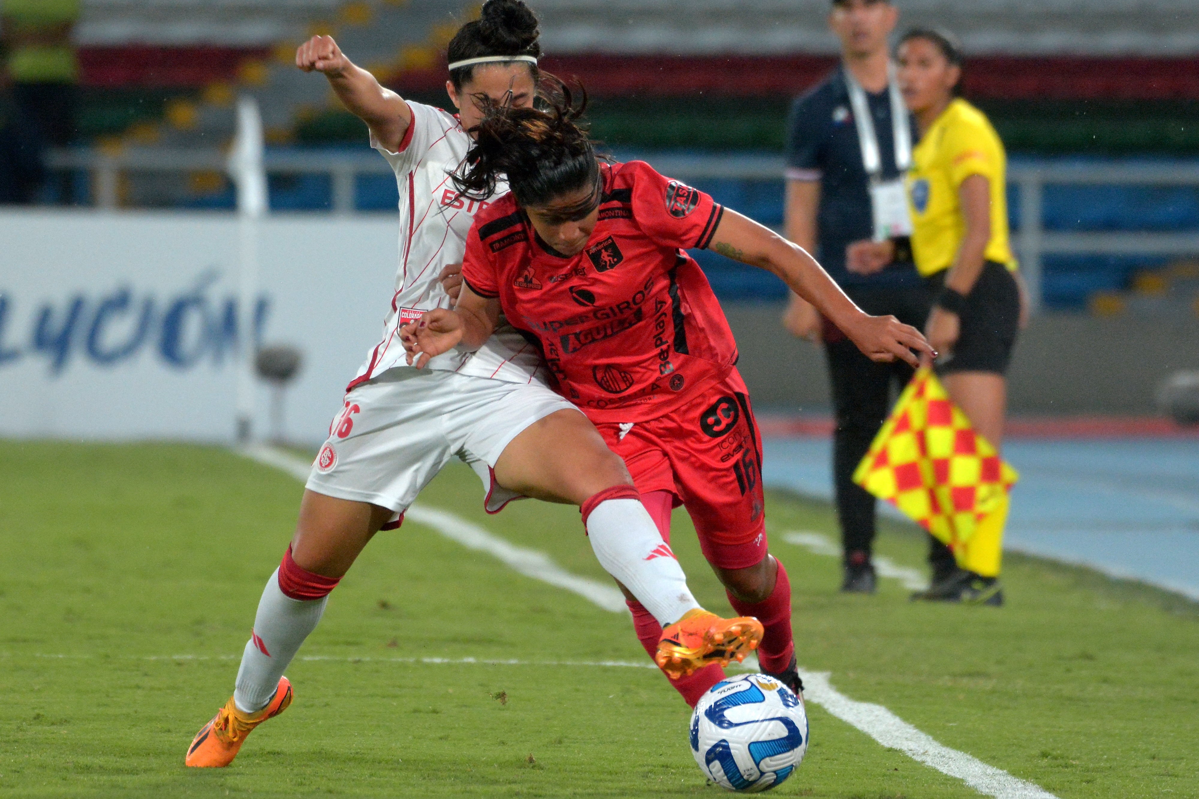 América pierde 4 a 2 contra el Internacional de Porto Alegre, en la Copa Libertadores Femenino. Tristeza de jugadoras del América de Cali ante la derrota.