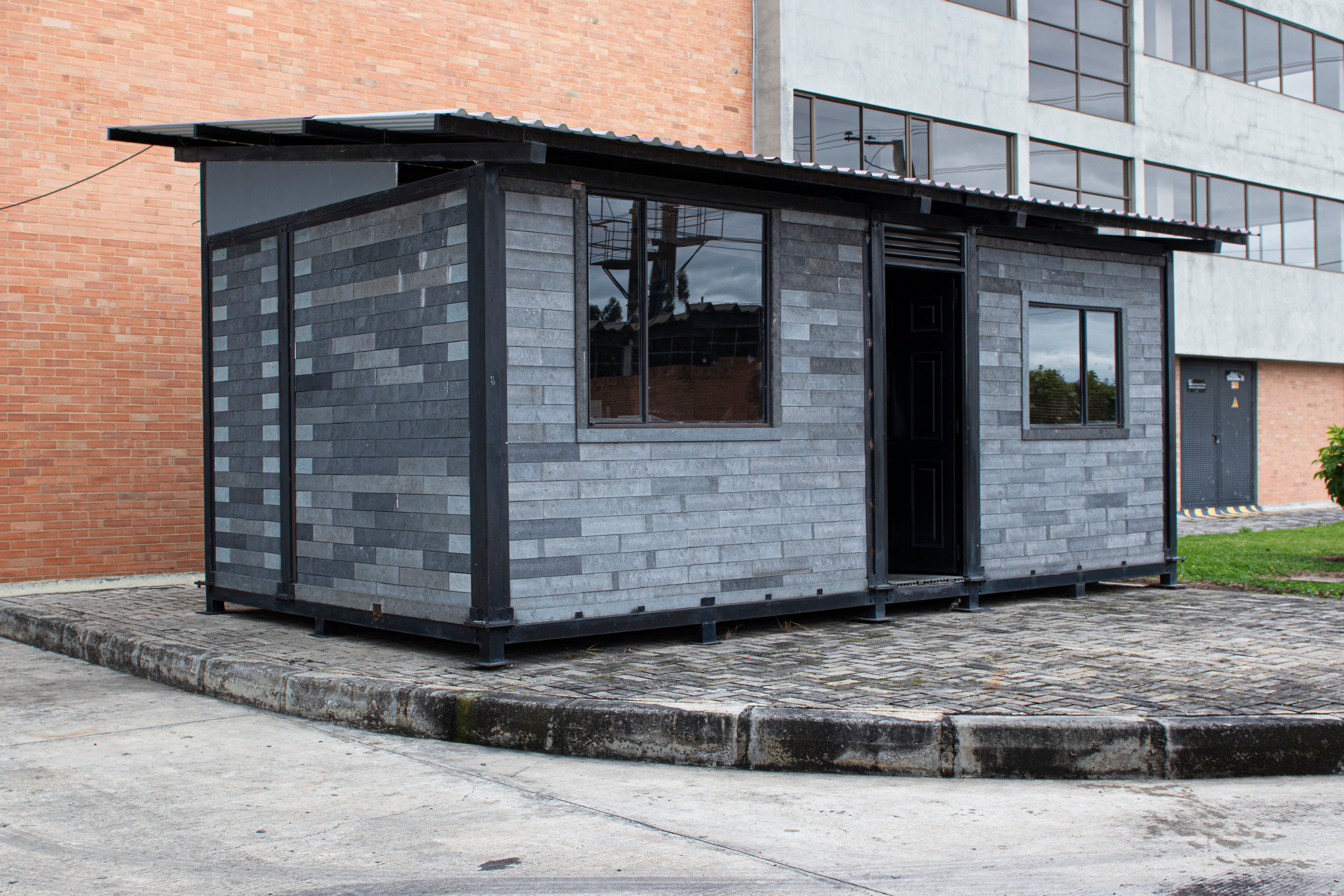 De acuerdo con Samuel Gómez Salgado, ingeniero de Conceptos Plásticos, los ladrillos hechos de plásticos son más resistentes a incendios y absorben más el calor.