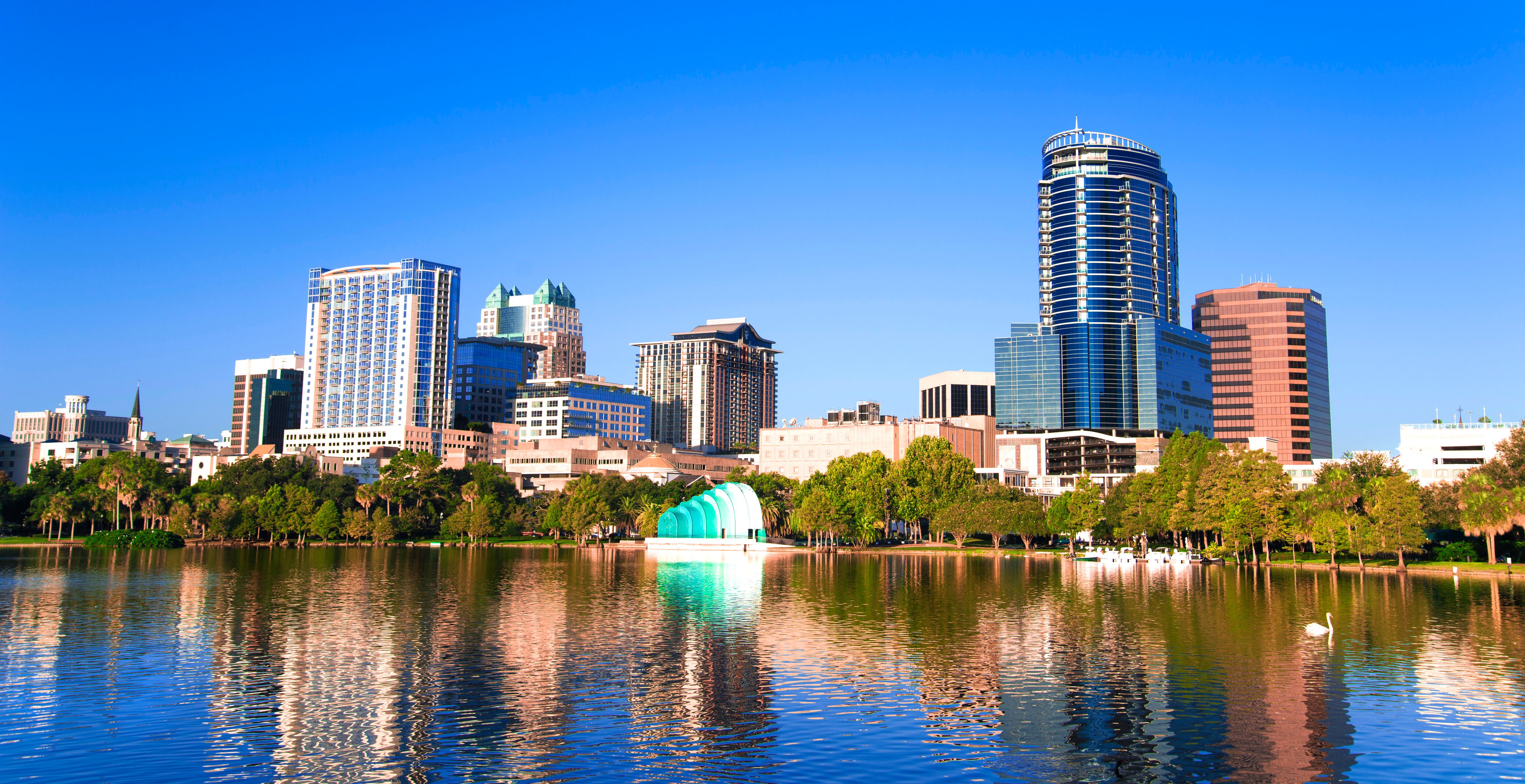 Vista del centro de Orlando desde el lago Eola, en Florida.