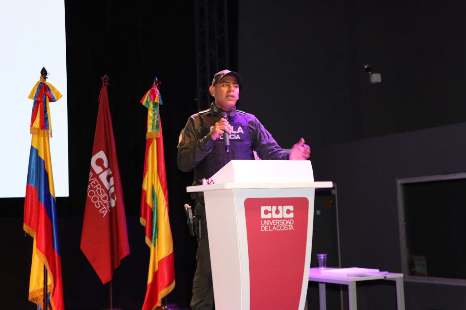 Gaula de la Policía entregando recomendaciones contra la extorsión.