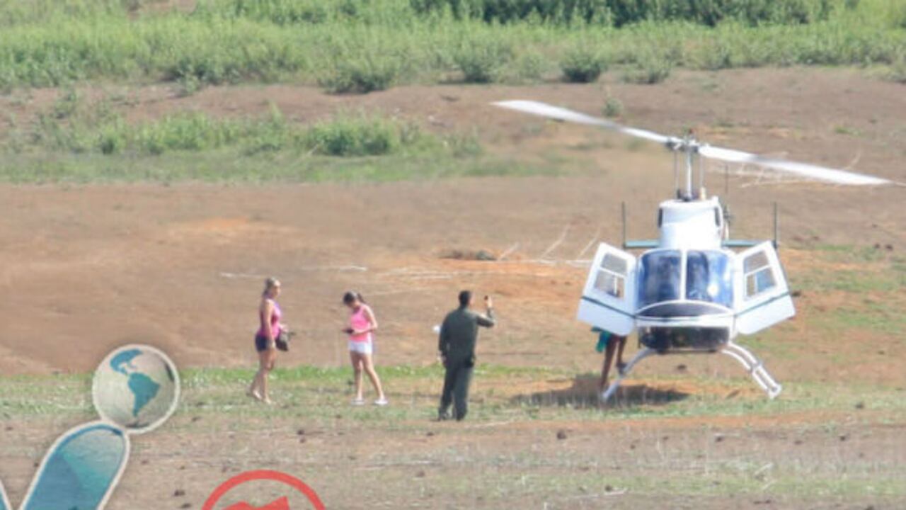Las misteriosas pasajeras de un helicopeto de la Policía en el lago Calima, Valle, en el momento en que eran recogidas.