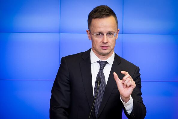 El Ministro de Relaciones Exteriores de Hungría, Peter Szijjarto señaló que Budapest retrasaría el desembolso hasta que Ucrania elimine al banco OTP de una lista negra de empresas que operan en Rusia. (Photo by Mateusz Wlodarczyk/NurPhoto via Getty Images)