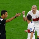 Fútbol Fútbol - Copa Mundial de la FIFA Qatar 2022 - Cuartos de final - Marruecos v Portugal - Estadio al Thumama, Doha, Qatar - 10 de diciembre de 2022 Pepe de Portugal protesta con el árbitro Facundo Tello REUTERS/Paul Childs