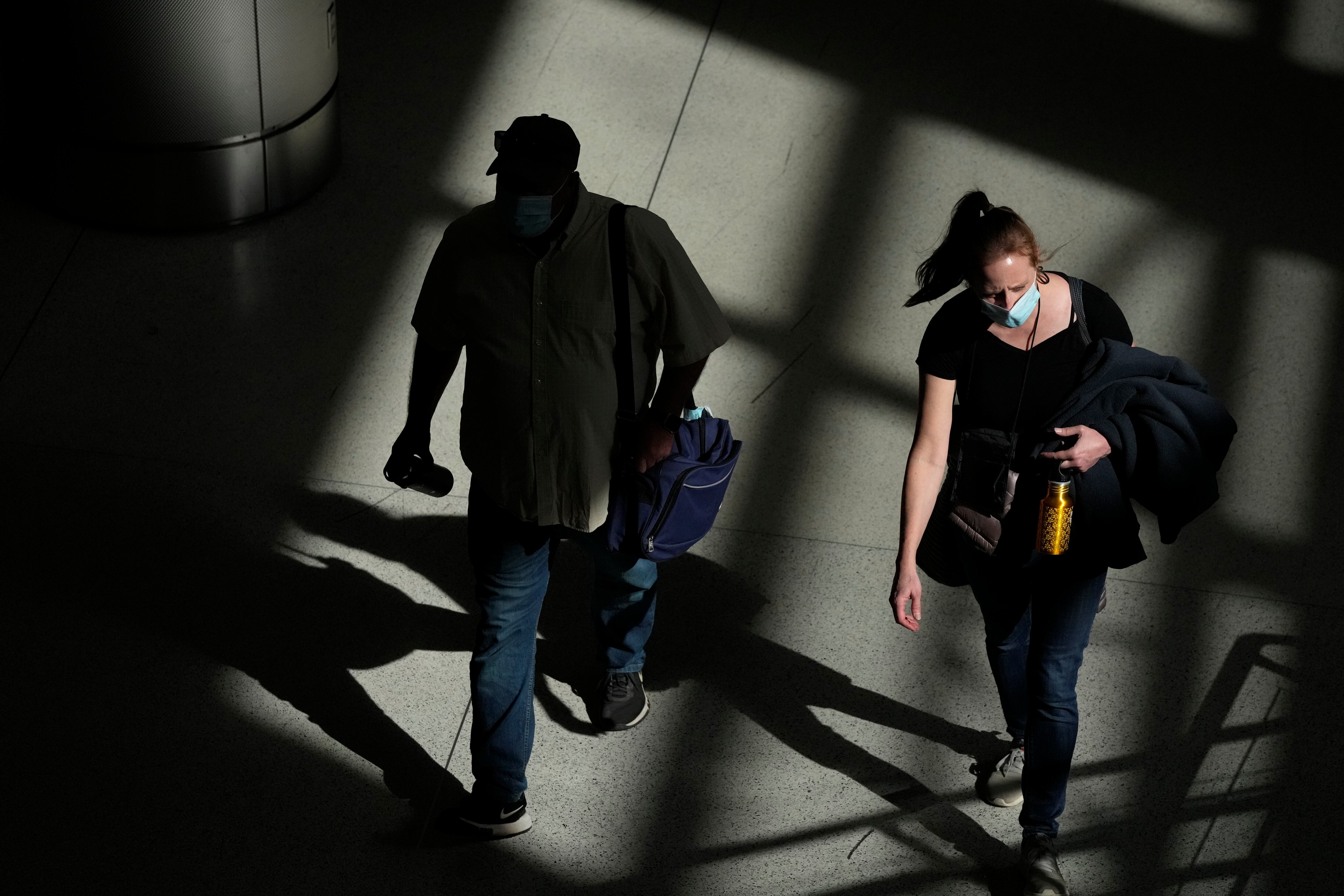 Los contagiados tendrán que usar el tapabocas por los próximos cinco días, si están cerca de otras personas.