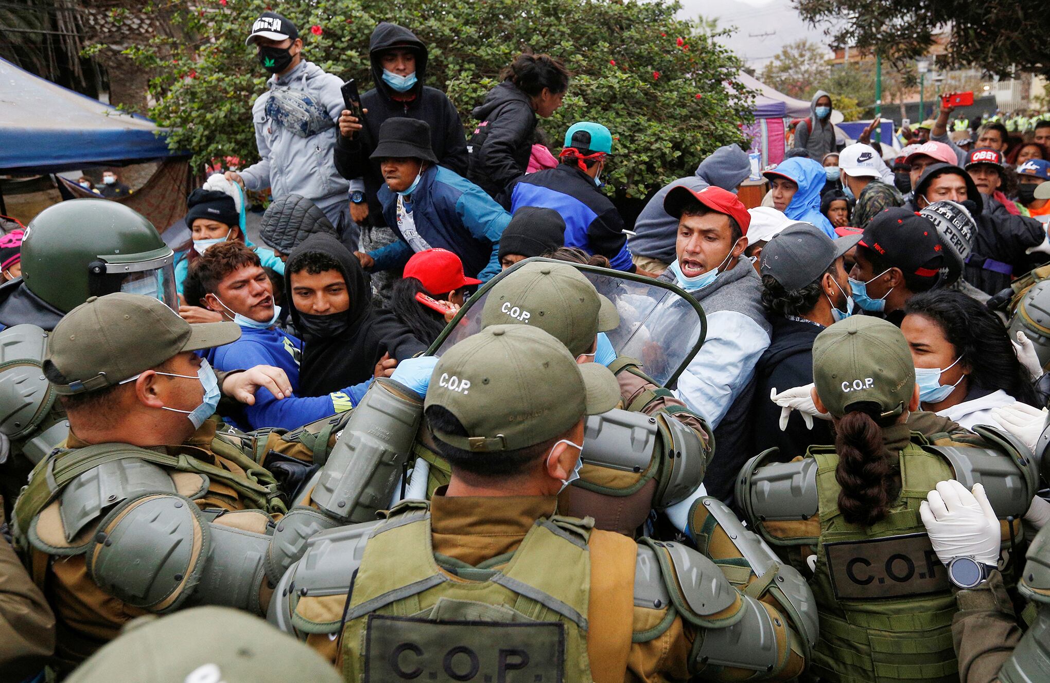 En Imágenes. Enfrentamiento entre antiinmigración y migrantes venezolanos en Chile