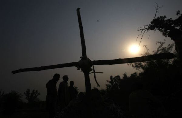 Cristianos paquistaníes asisten a los funerales de sus familiares en un patio local de la ciudad de Peshawar, Pakistán, tras el atentado que dejó 78 muertos. (AP)