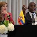 La administradora de la Agencia de los Estados Unidos para el Desarrollo Internacional (USAID) Samantha Power (izquierda) y el congresista Gregory Meeks (derecha) asisten a una conferencia de prensa luego de reunirse con el presidente Gustavo Petro en Bogotá, el 8 de agosto de 2022.