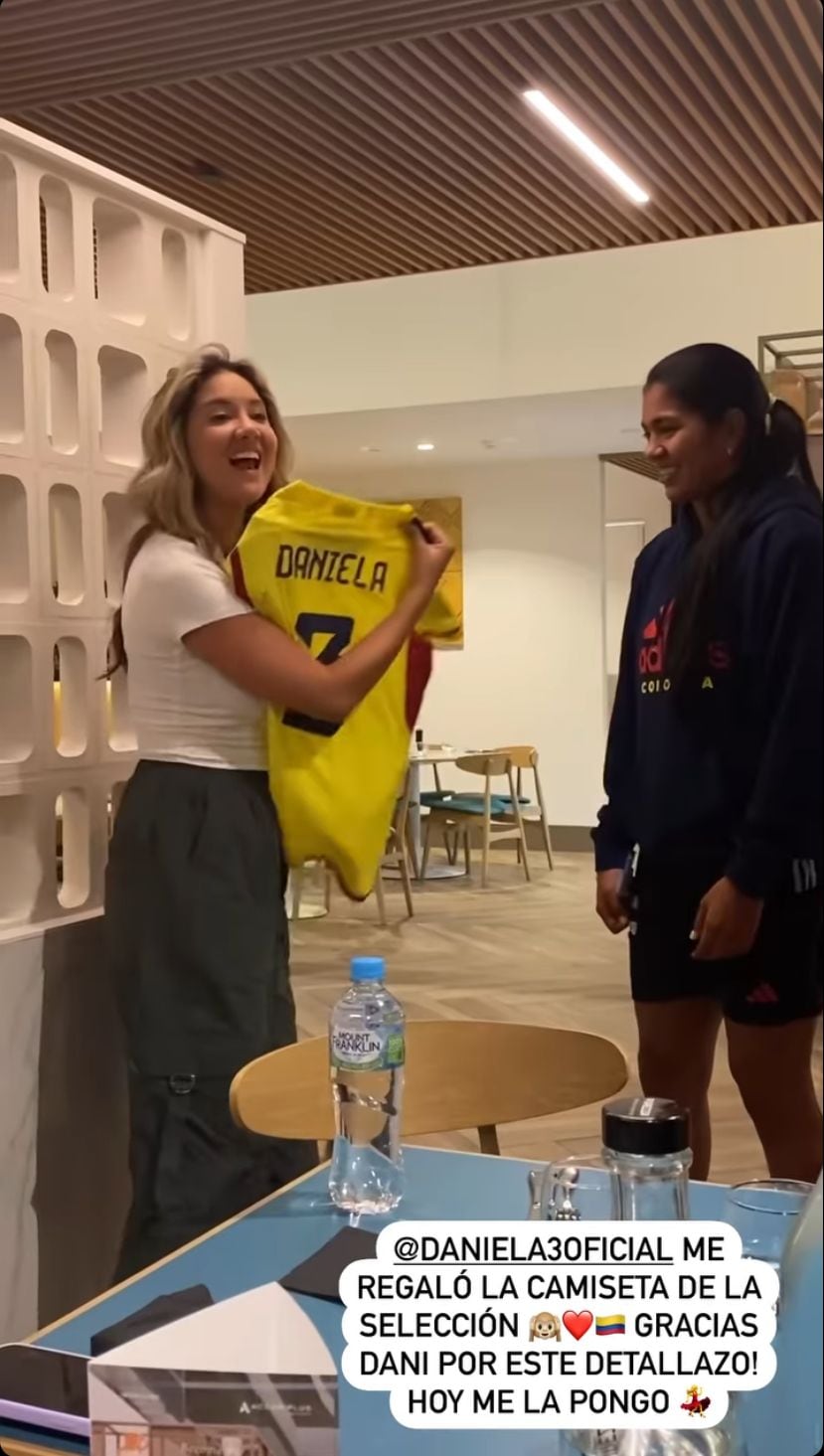 La colombiana se mostró emocionada con regalo de la futbolista.