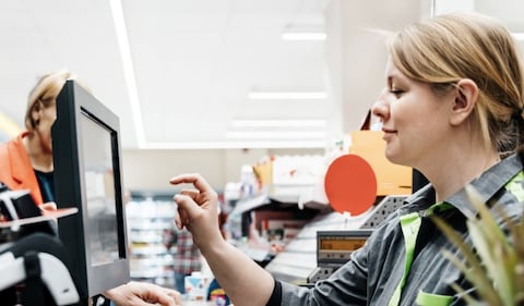 Ser cajero/a es otra de las oportunidades para trabajar en Alemania