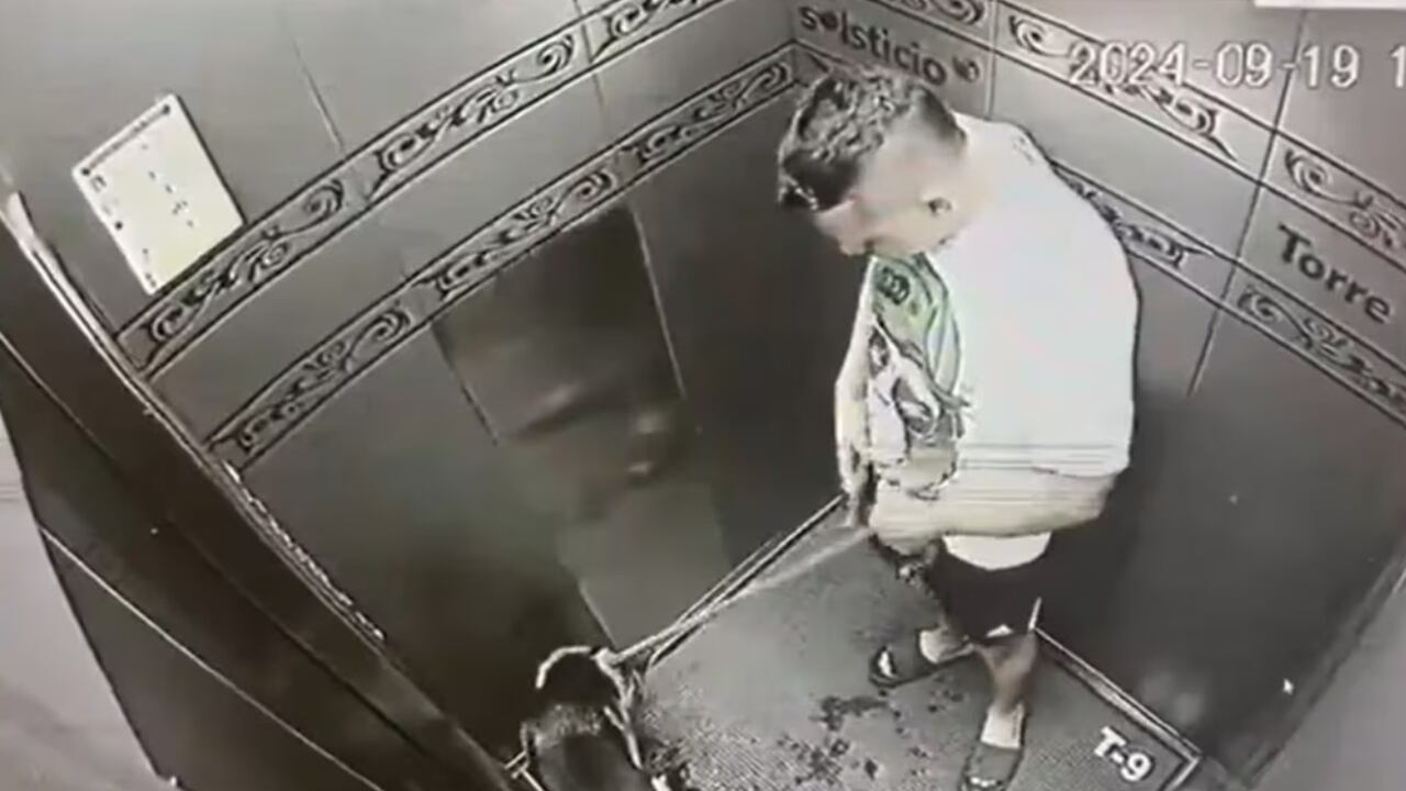 En las imágenes captadas por las cámaras de seguridad de un ascensor se observa al hombre.