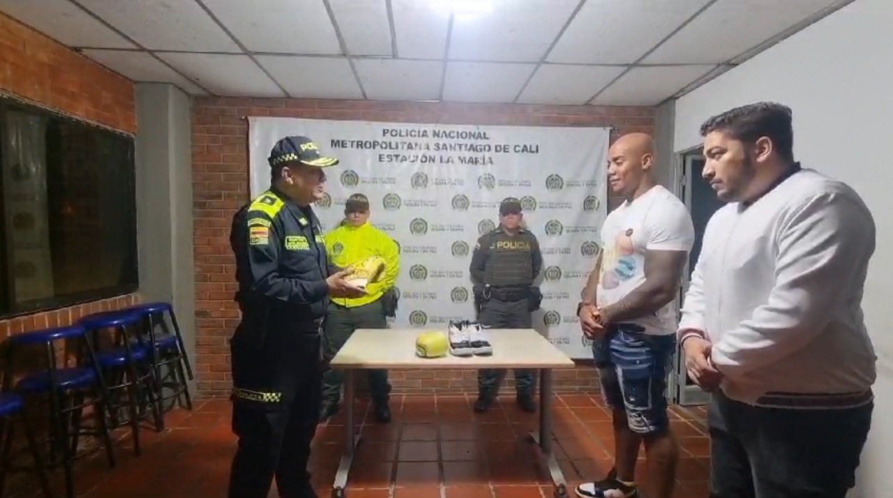 El comandante de la Policía Metropolitana de Cali, coronel José Daniel Gualdrón, hizo entrega de los guantes al boxeador.
