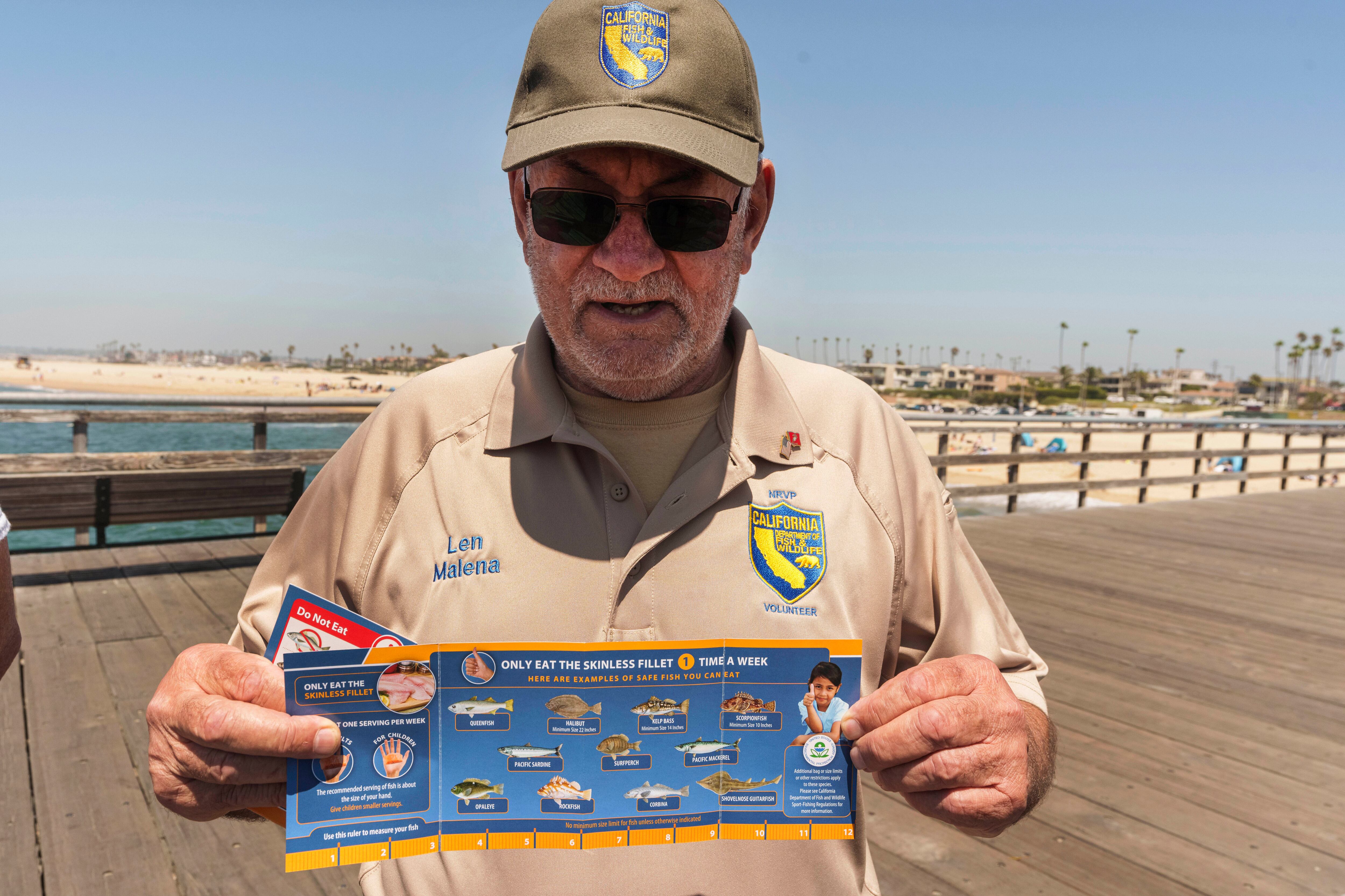 Su alcance tiene como objetivo educar a los pescadores de muelles y costas en Los Ángeles y Orange County sobre los riesgos de consumir corvina blanca contaminada con DDT y PCB, especialmente porque las fuertes corrientes marinas podrían perturbar el fondo de la costa contaminada. El huracán Hilary está azotando la costa del Pacífico de México como una poderosa tormenta de categoría 4 que amenaza con desatar lluvias torrenciales en la ciudad fronteriza de Tijuana, propensa a deslizamientos de tierra, antes de dirigirse al sur de California como la primera tormenta tropical allí en 84 años. (Foto AP/Damián Dovarganes)