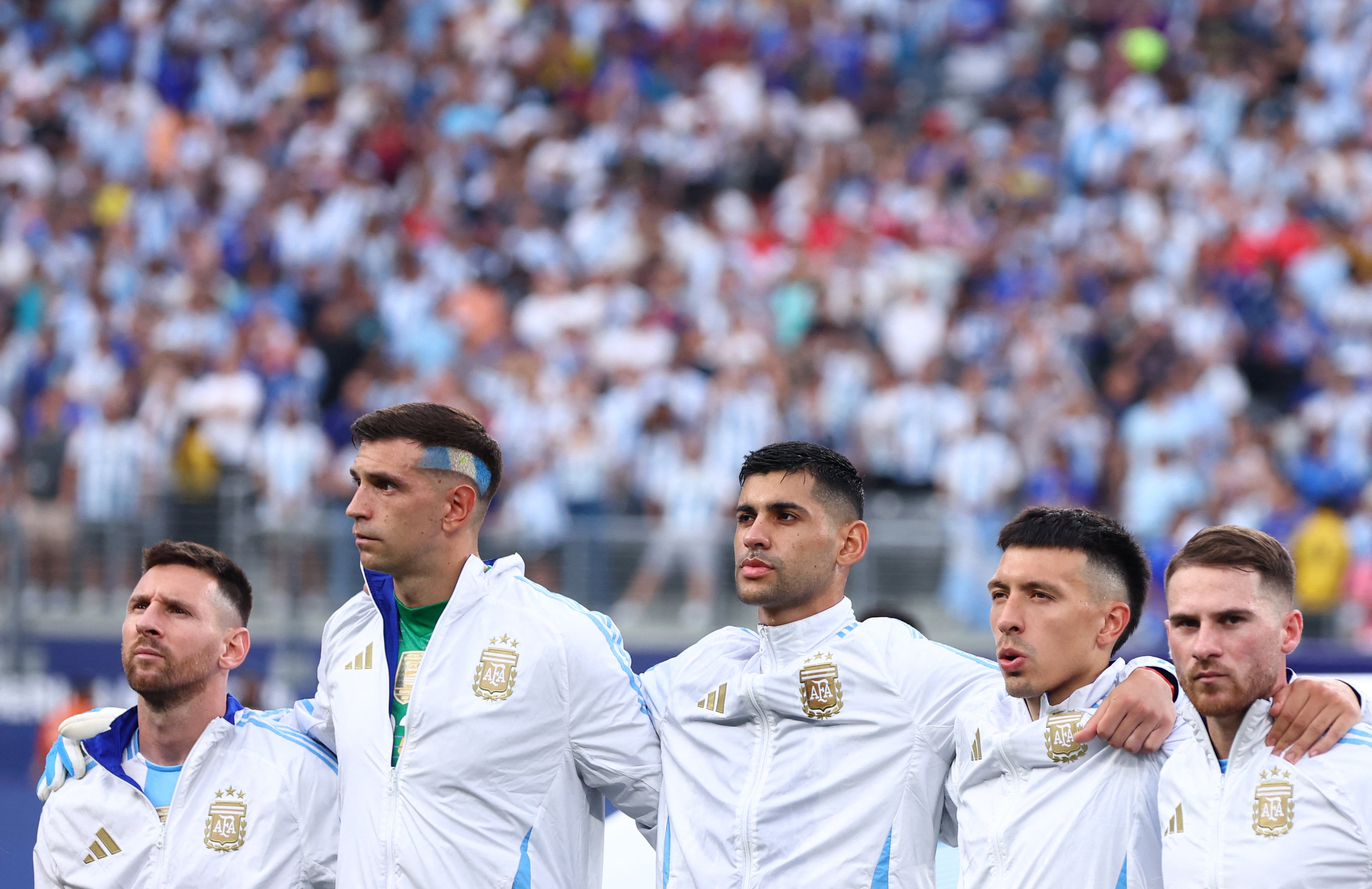 EAST RUTHERFORD, NEW JERSEY - JULY 09: (L-R) Lionel Messi, Emiliano Martinez, Cristian Romero, Lisandro Martinez and Alexis Mac Allister of Argentina sings the national anthem prior to the CONMEBOL Copa America 2024 semifinal match between Canada and Argentina at MetLife Stadium on July 09, 2024 in East Rutherford, New Jersey.   Maddie Meyer/Getty Images/AFP (Photo by Maddie Meyer / GETTY IMAGES NORTH AMERICA / Getty Images via AFP)